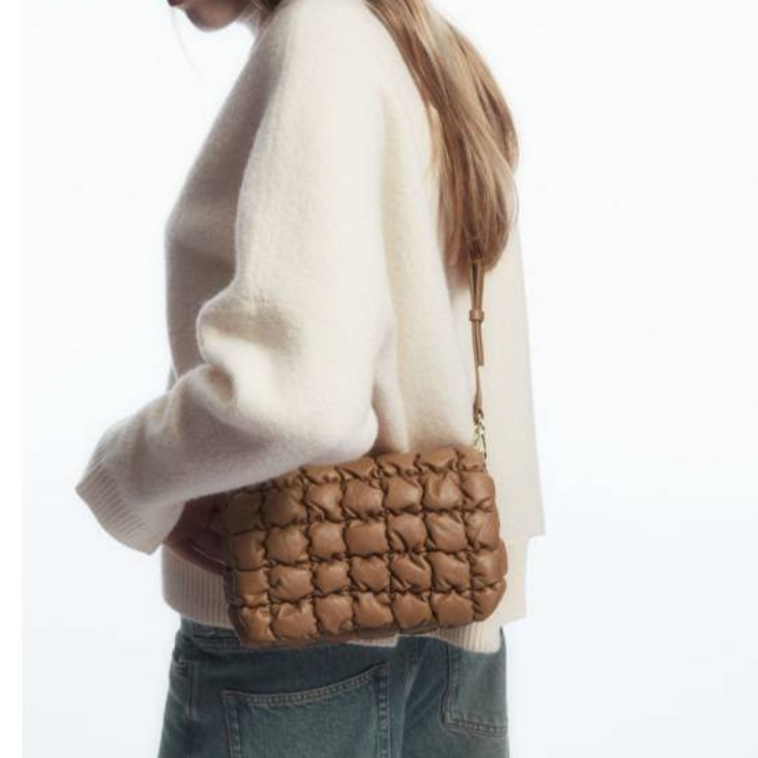 COS Quilted Crossbody Bag Leather Beige 착용 스타일