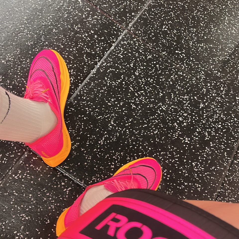 Nike ZoomX Streakfly Hyper Pink Laser Orange 착용 스타일 - 3