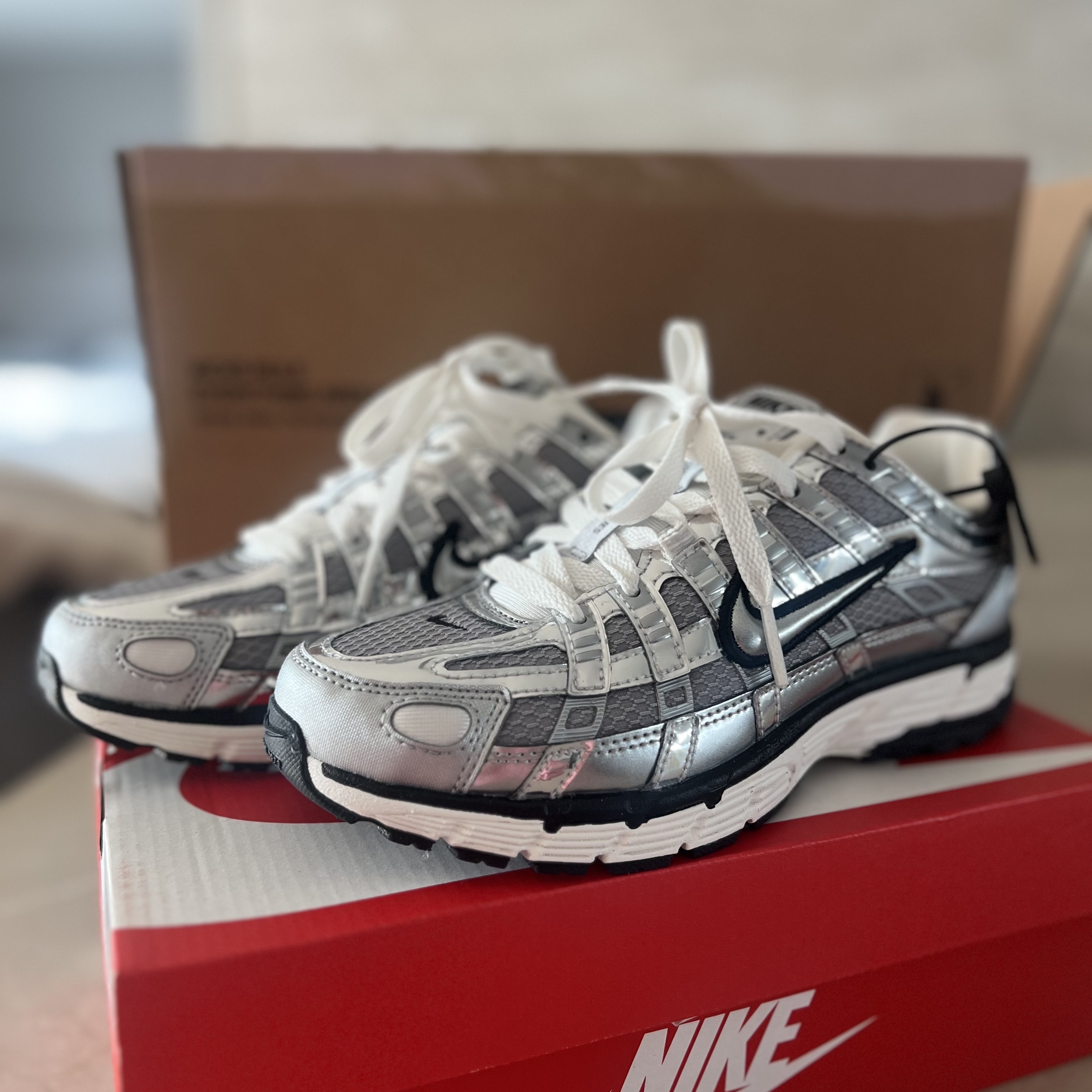 Nike P-6000 Metallic Silver 착용 스타일