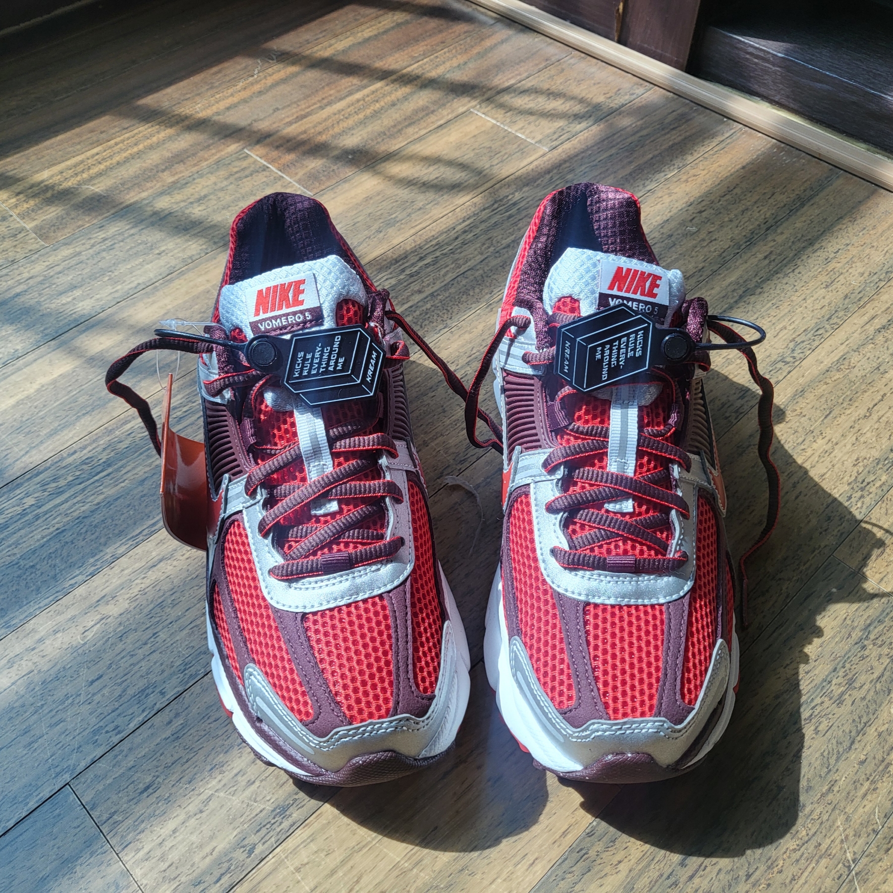 (W) Nike Zoom Vomero 5 Mystic Red and Platinum 착용 스타일 - 5