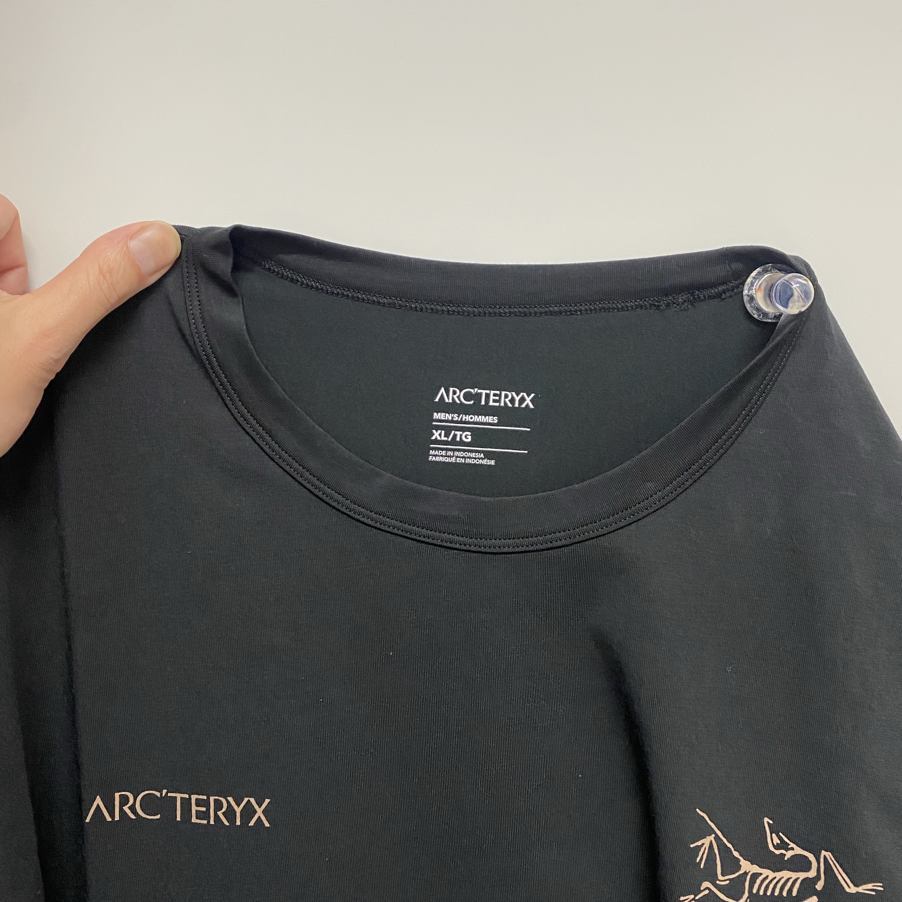 Arc'teryx Captive Split T-Shirt Black Gold 착용 스타일 - 4
