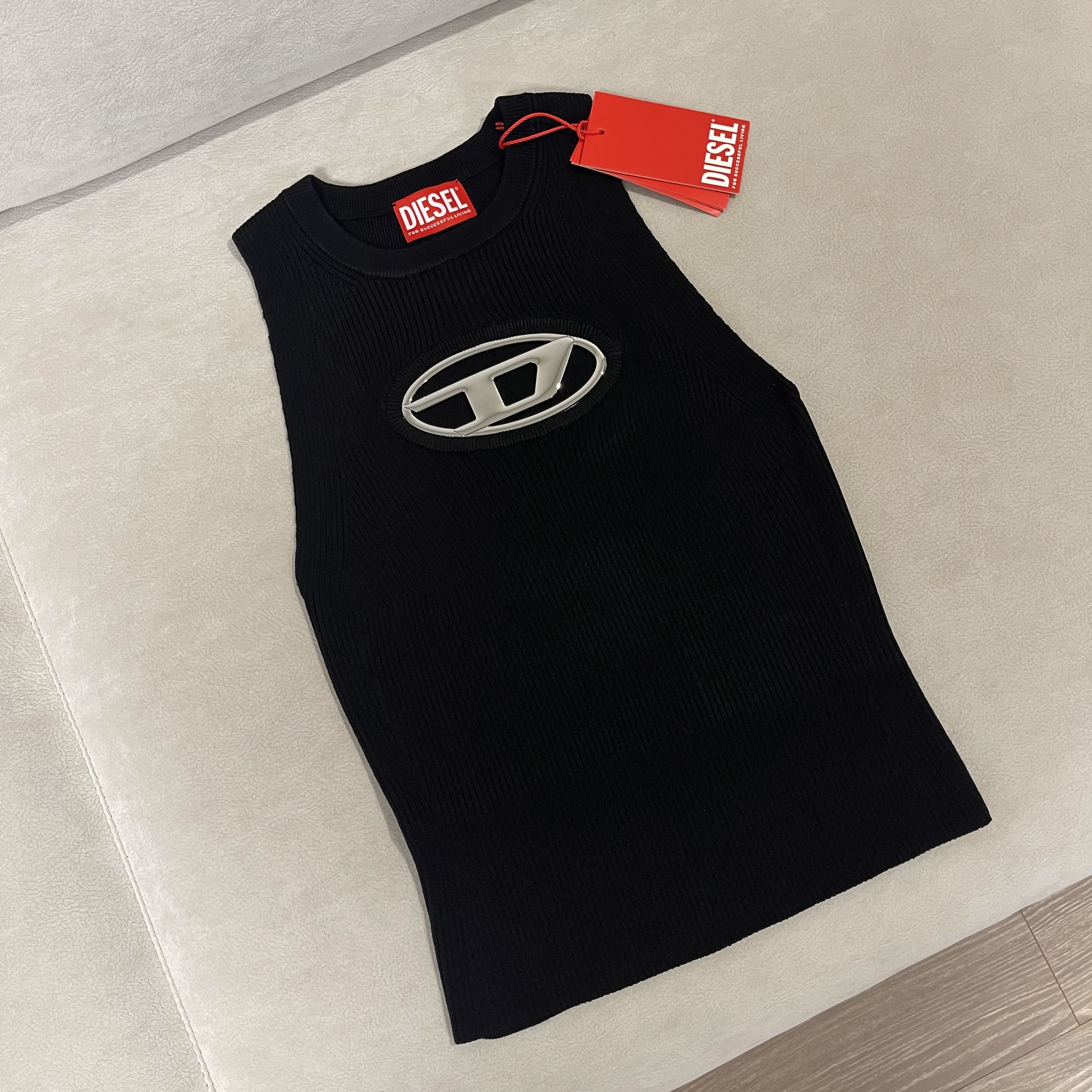 (W) Diesel M-Onerva-Top Cut-Out Knit Top with Logo Plaque Silver Black 착용 스타일 - 2