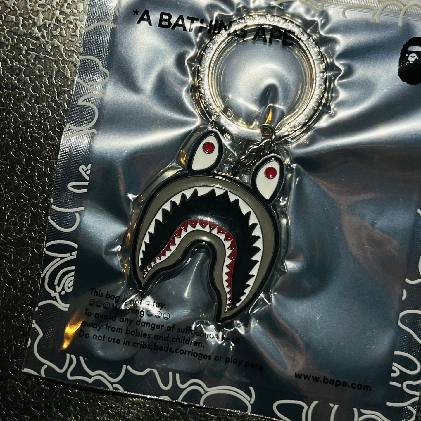 BAPE Shark Metal Keychain Black 착용 스타일