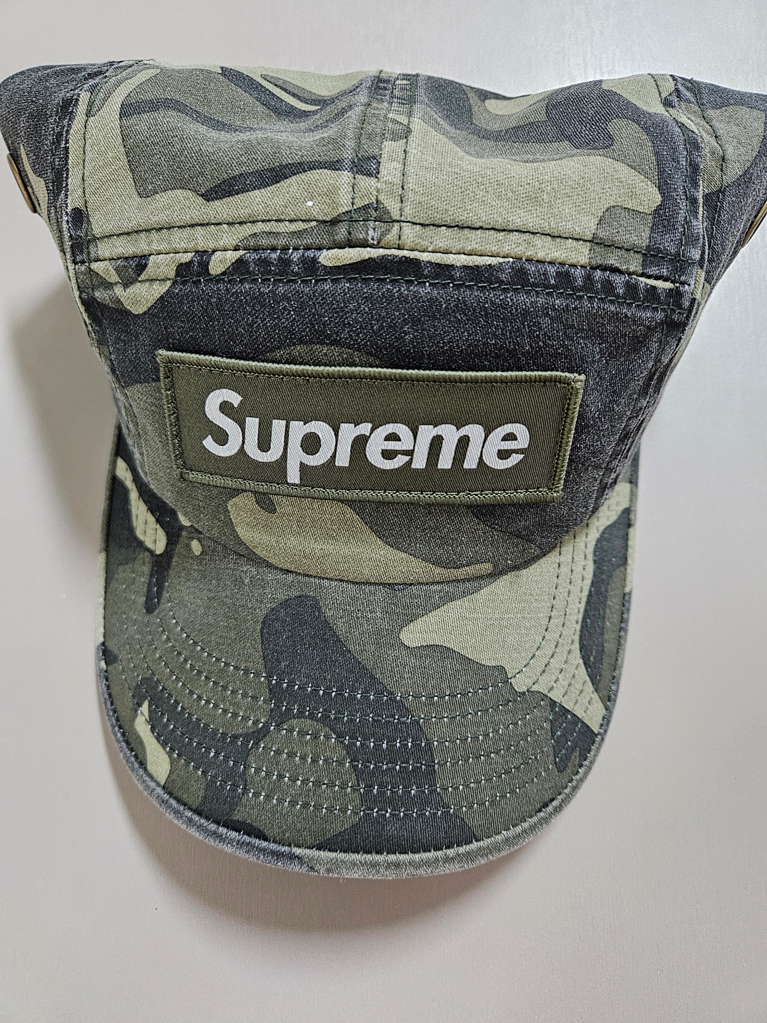 Supreme Military Camp Cap Olive Camo - 23SS, Supreme Cracked Arc S/S Top Olive - 24SS 착용 스타일 - 3