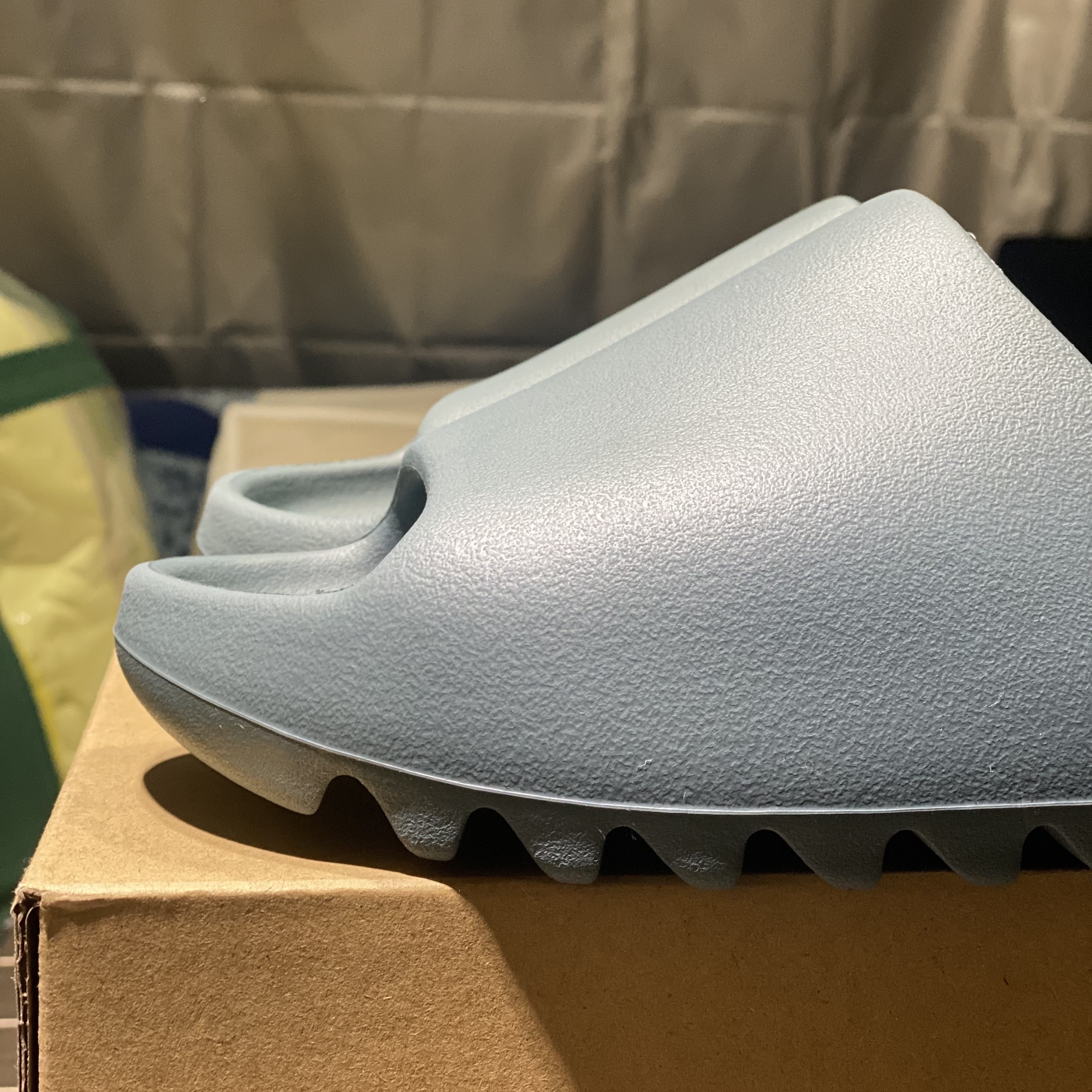 Adidas Yeezy Slide Slate Marine 착용 스타일 - 1