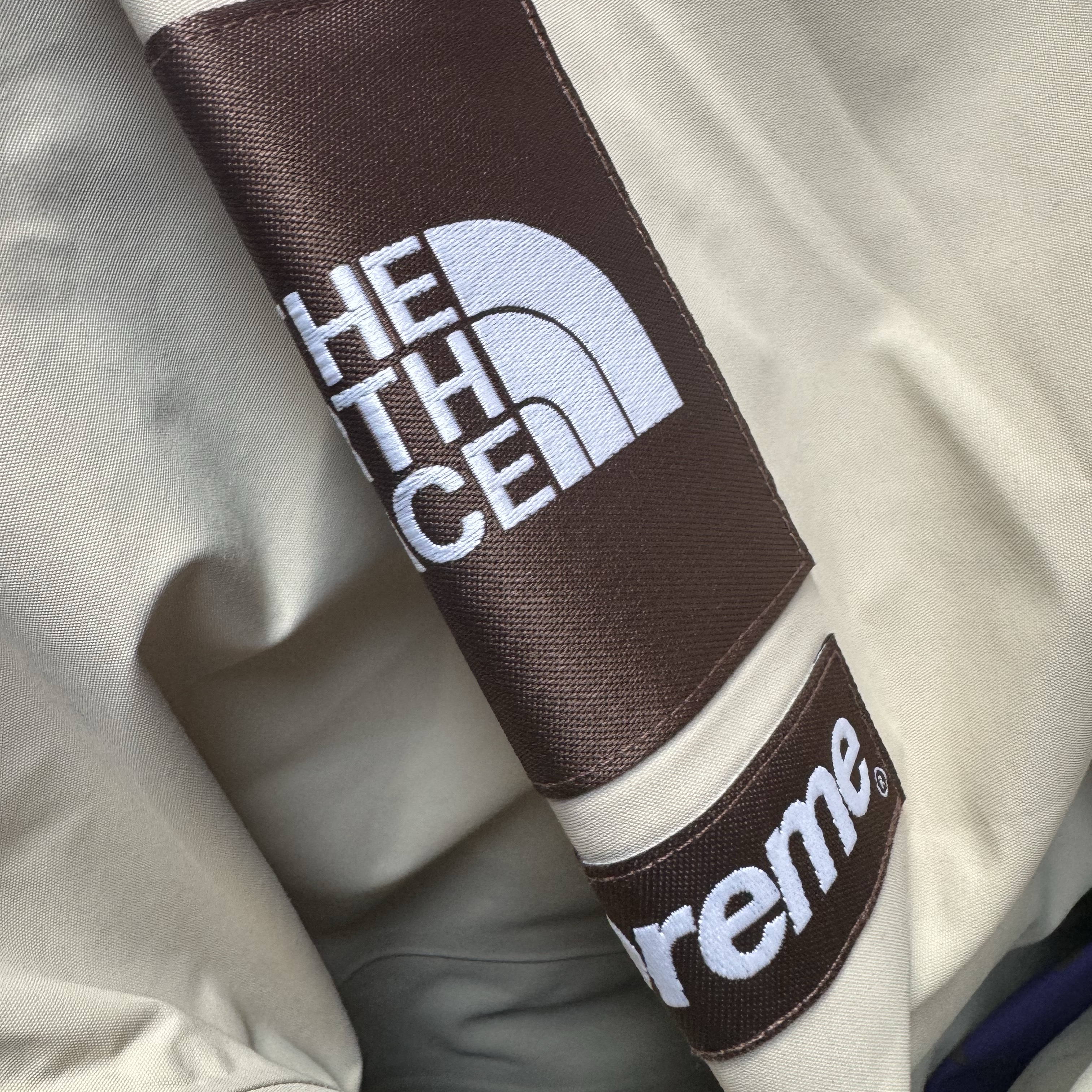 Supreme x The North Face Split Taped Seam Shell Jacket Tan - 24SS, Supreme x The North Face Split Taped Seam Shell Jacket Black - 24SS 착용 스타일 - 2