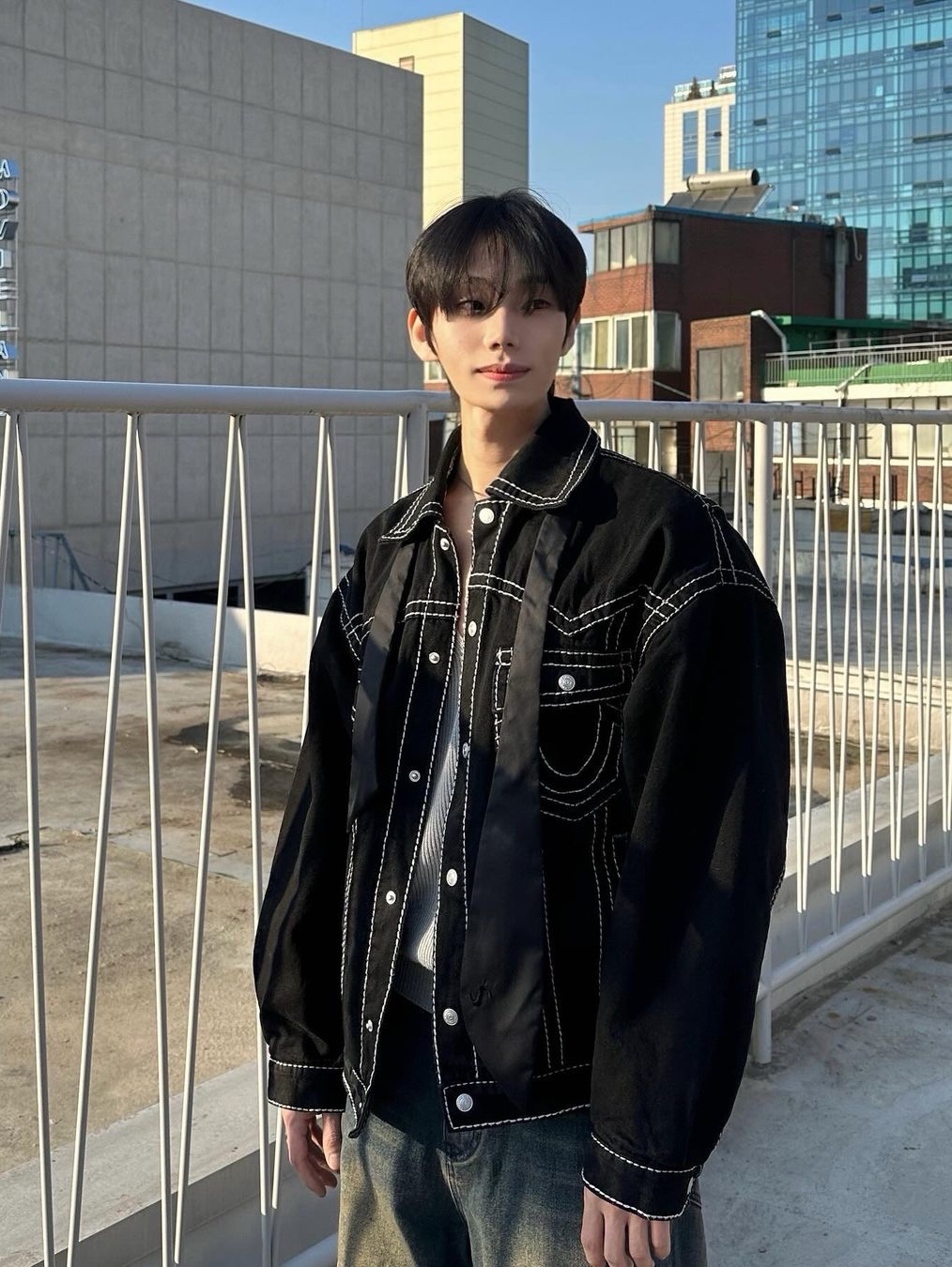True Religion Big T Origin Trucker Jacket Black, Nike x Martine Rose Shox MR4 Black 착용 스타일 - 2