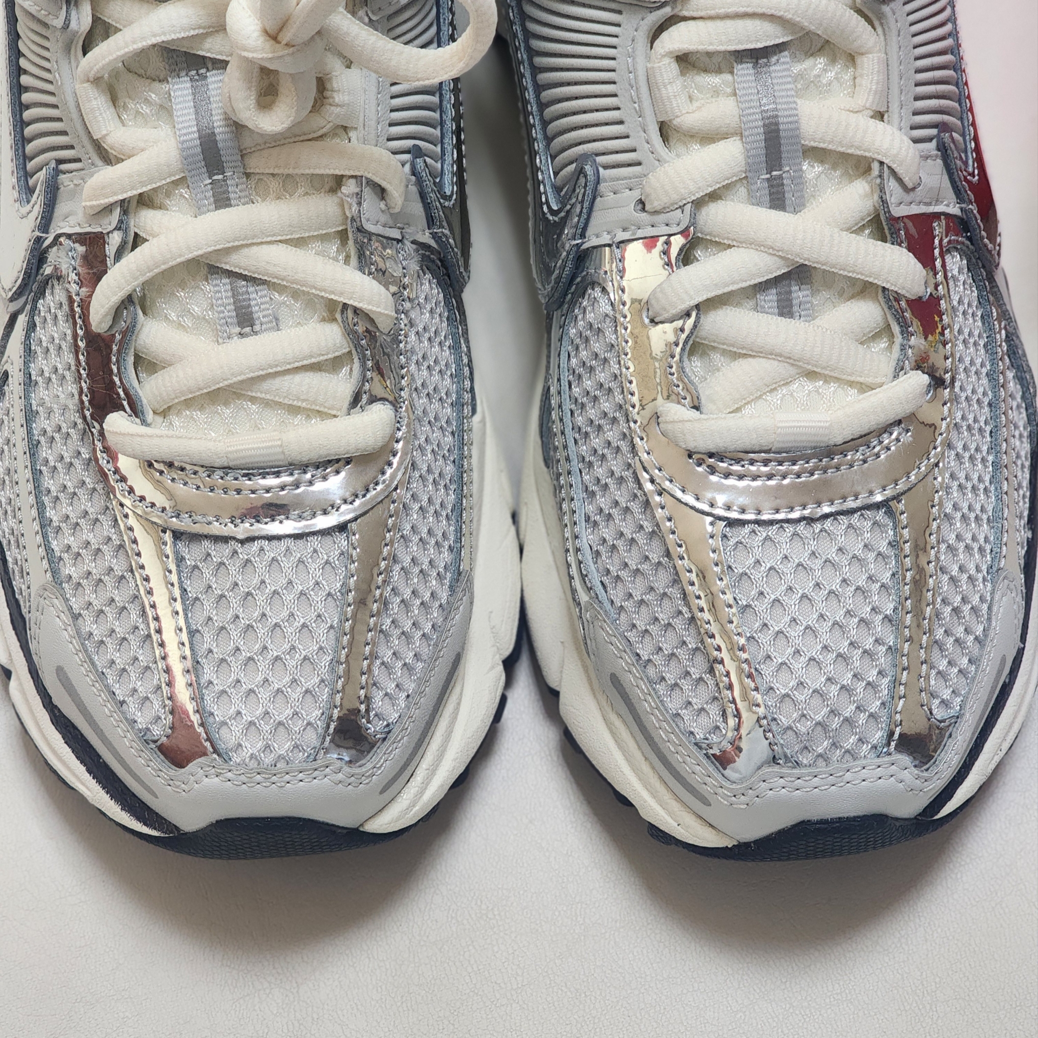 Nike Zoom Vomero 5 Photon Dust Gridiron 착용 스타일 - 2