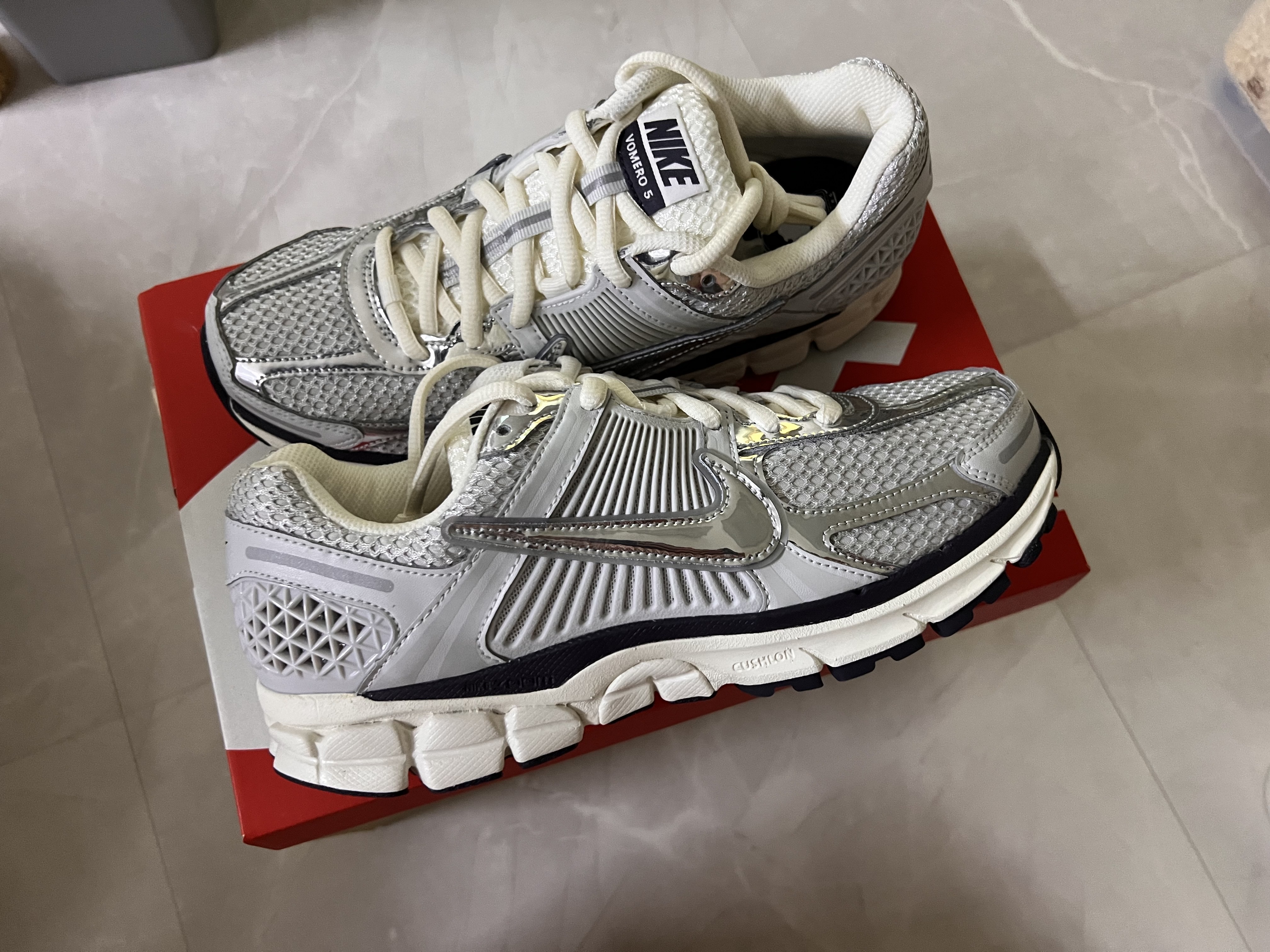 (W) Nike Zoom Vomero 5 Photon Dust and Metallic Silver, Nike Zoom Vomero 5 Photon Dust Gridiron 착용 스타일