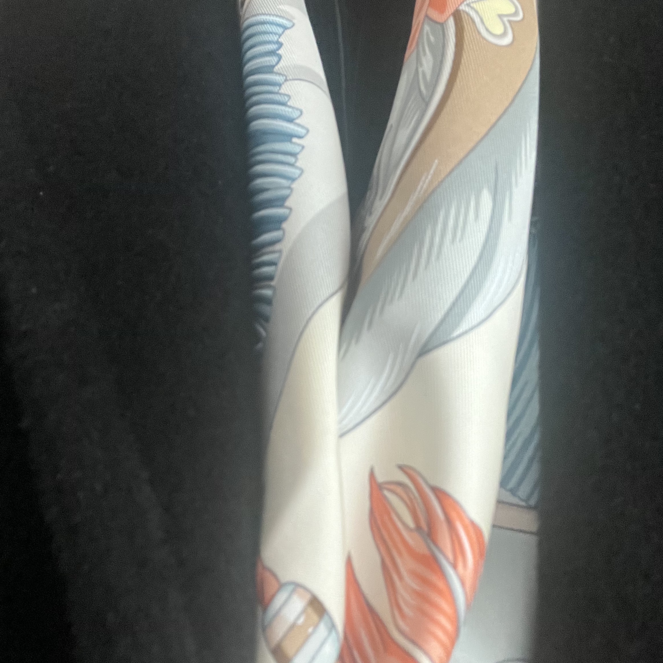 (W) Hermes Harnais de Coeur Scarf 90 Creme Gris Perle Abricot 착용 스타일