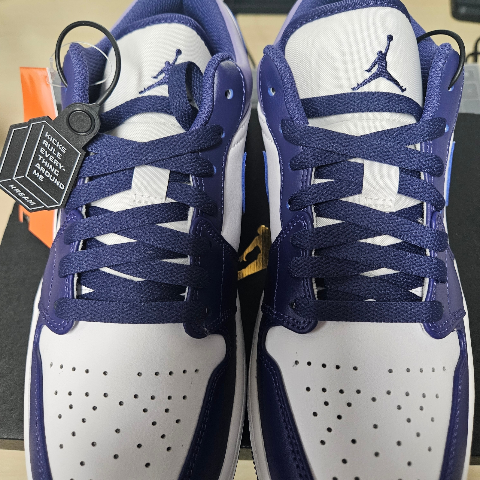 Jordan 1 Low Sky J Purple White 착용 스타일 - 2