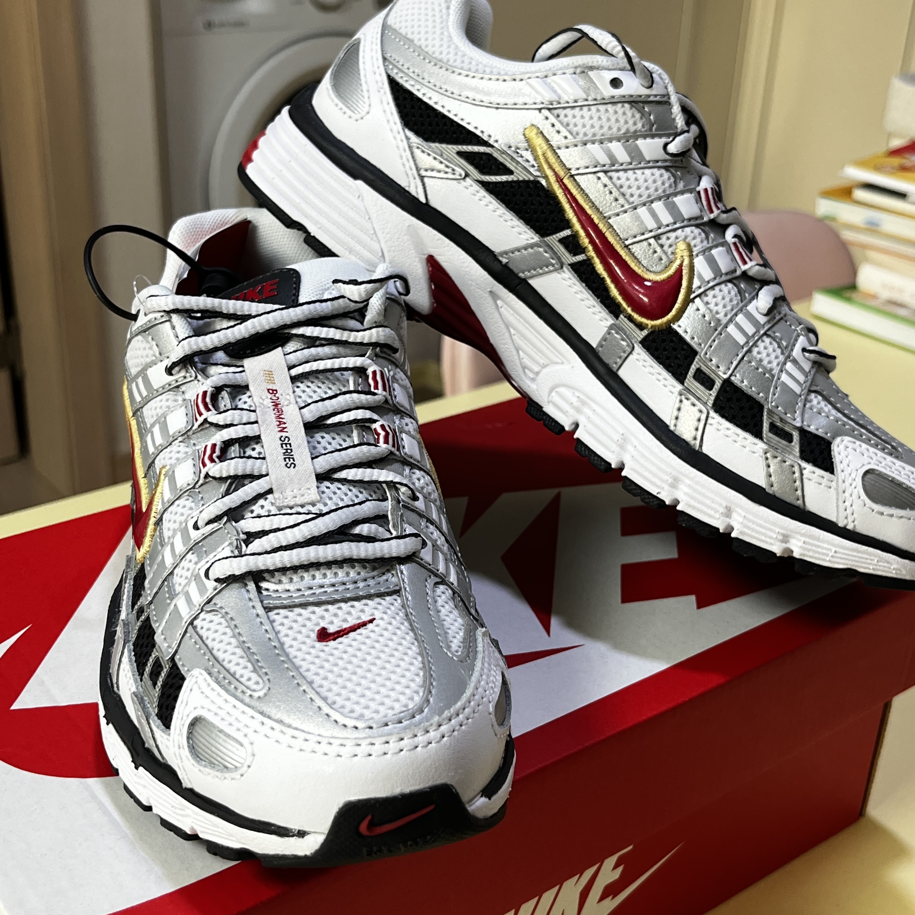 (W) Nike P-6000 Metallic Silver Red 착용 스타일