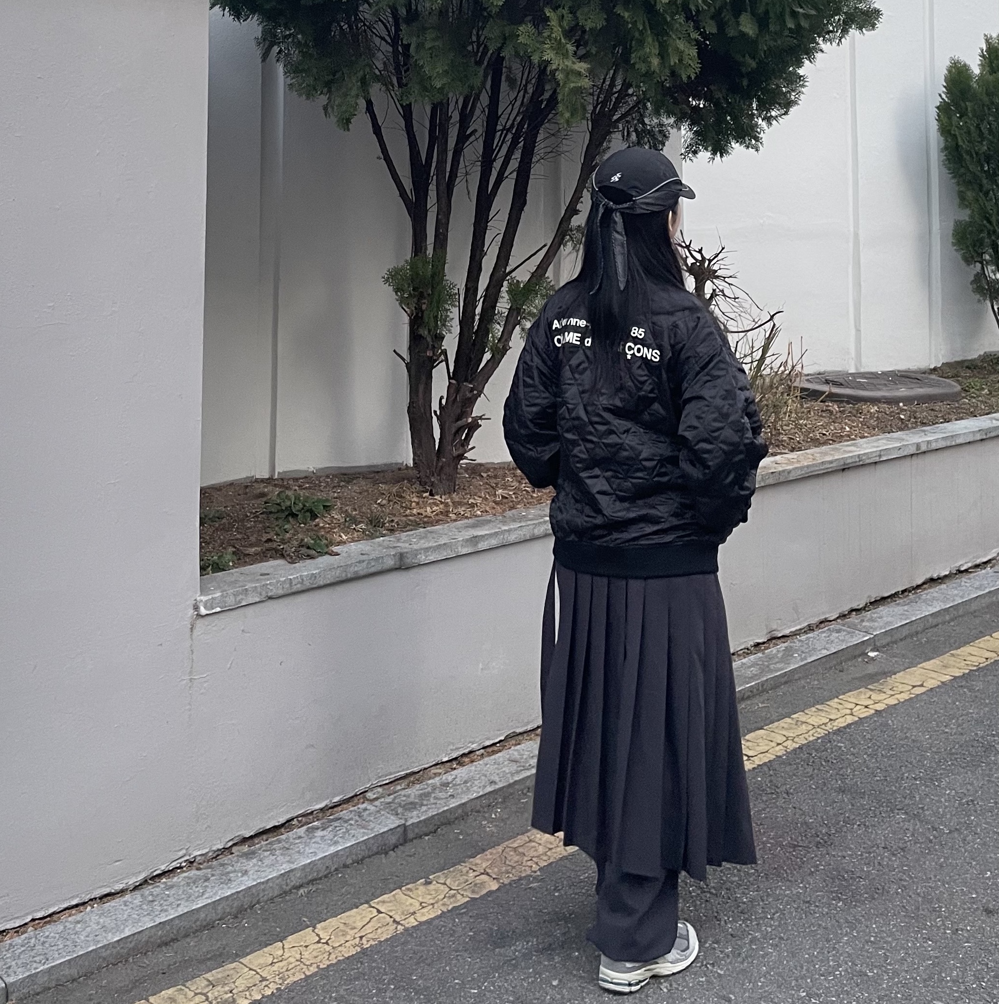 Asics x Kiko Kostadinov Novalis Ormosiancy Hat Obsidian Black, New Balance 2002R Protection Pack Rain Cloud 착용 스타일 - 2