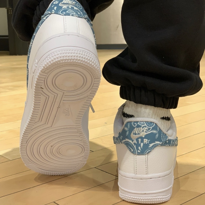 (W) Nike Air Force 1 '07 Essential Paisley Swoosh White Worn Blue 착용 스타일
