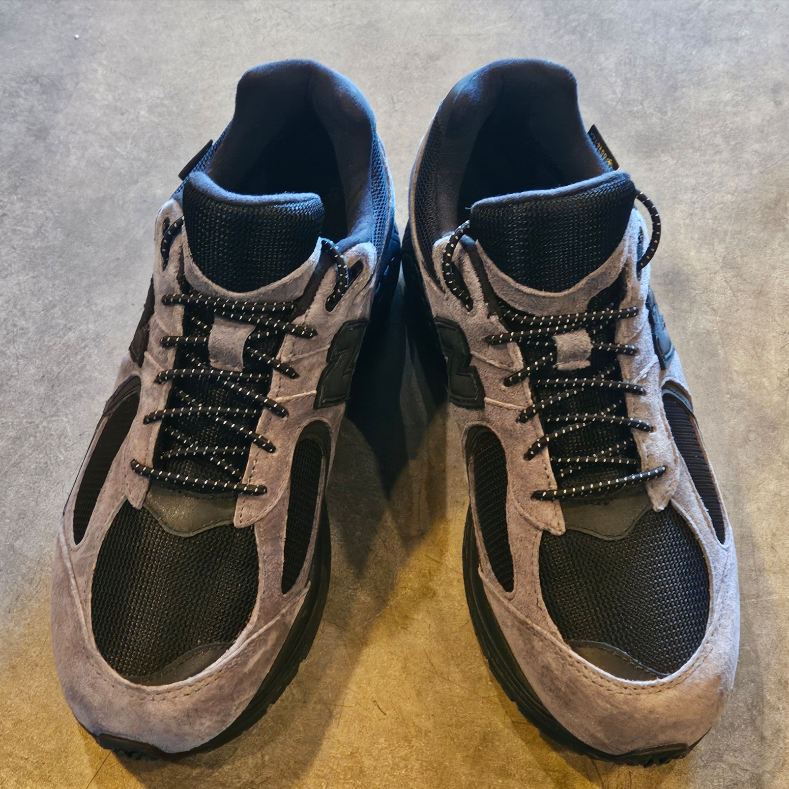 New Balance x JJJJound 2002R Gore-Tex Charcoal 착용 스타일 - 3