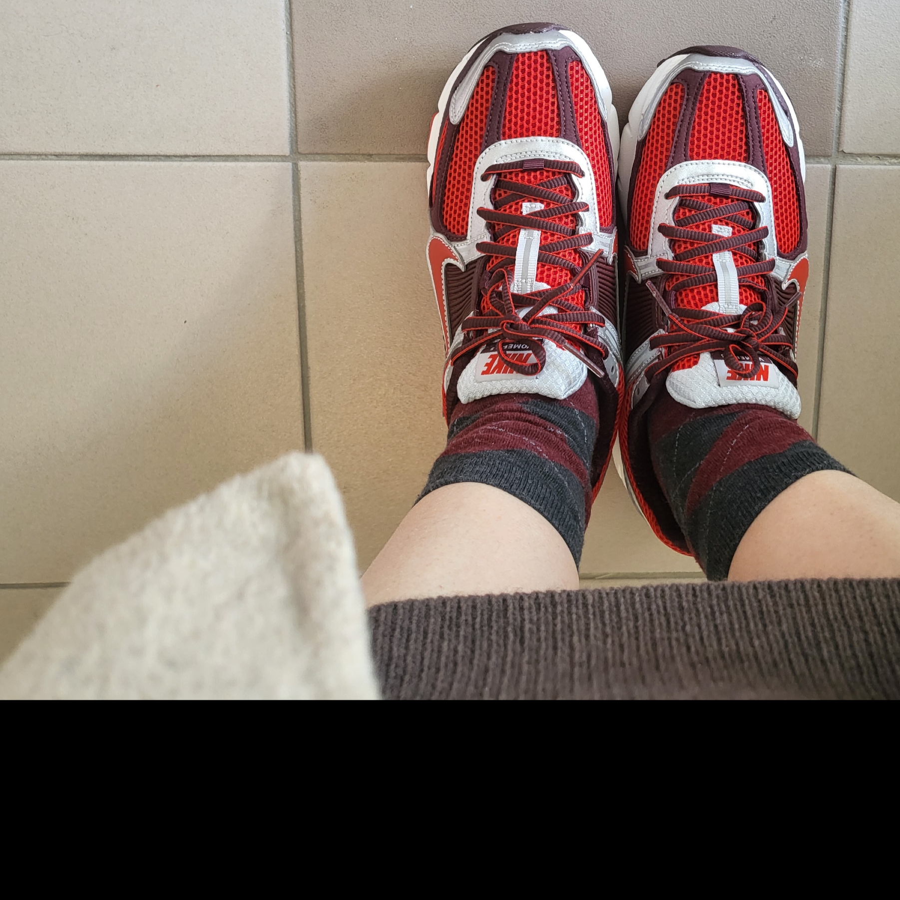 (W) Nike Zoom Vomero 5 Mystic Red and Platinum 착용 스타일 - 2