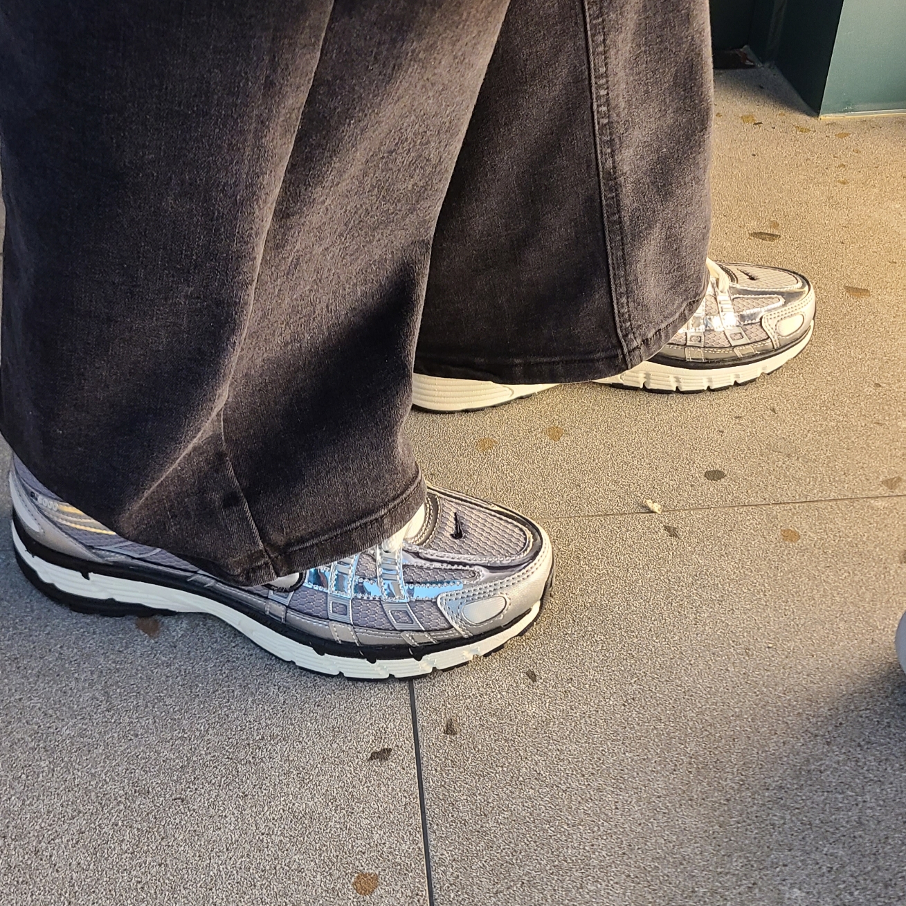 Nike P-6000 Metallic Silver 착용 스타일
