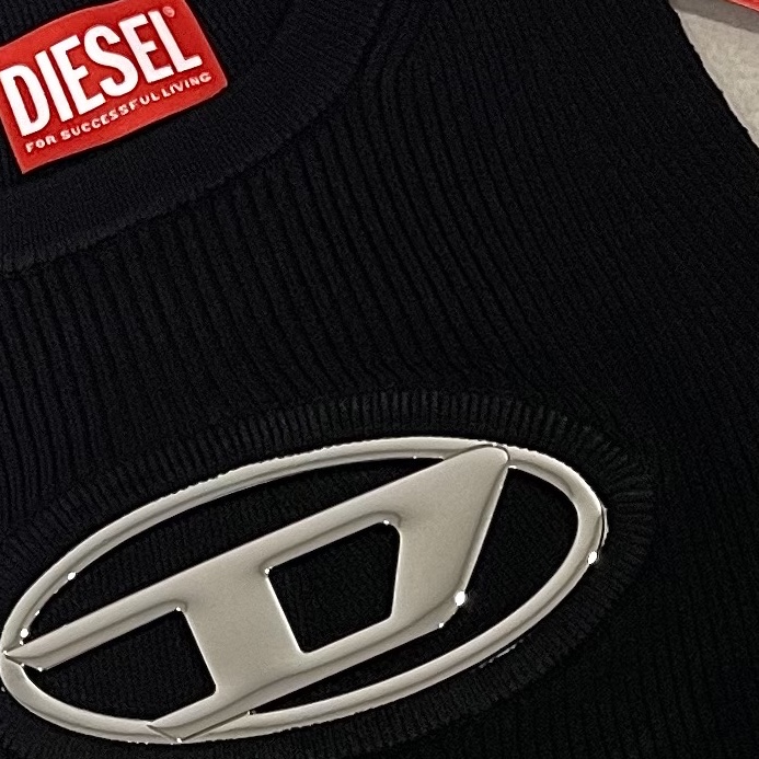 (W) Diesel M-Onerva-Top Cut-Out Knit Top with Logo Plaque Silver Black 착용 스타일 - 4