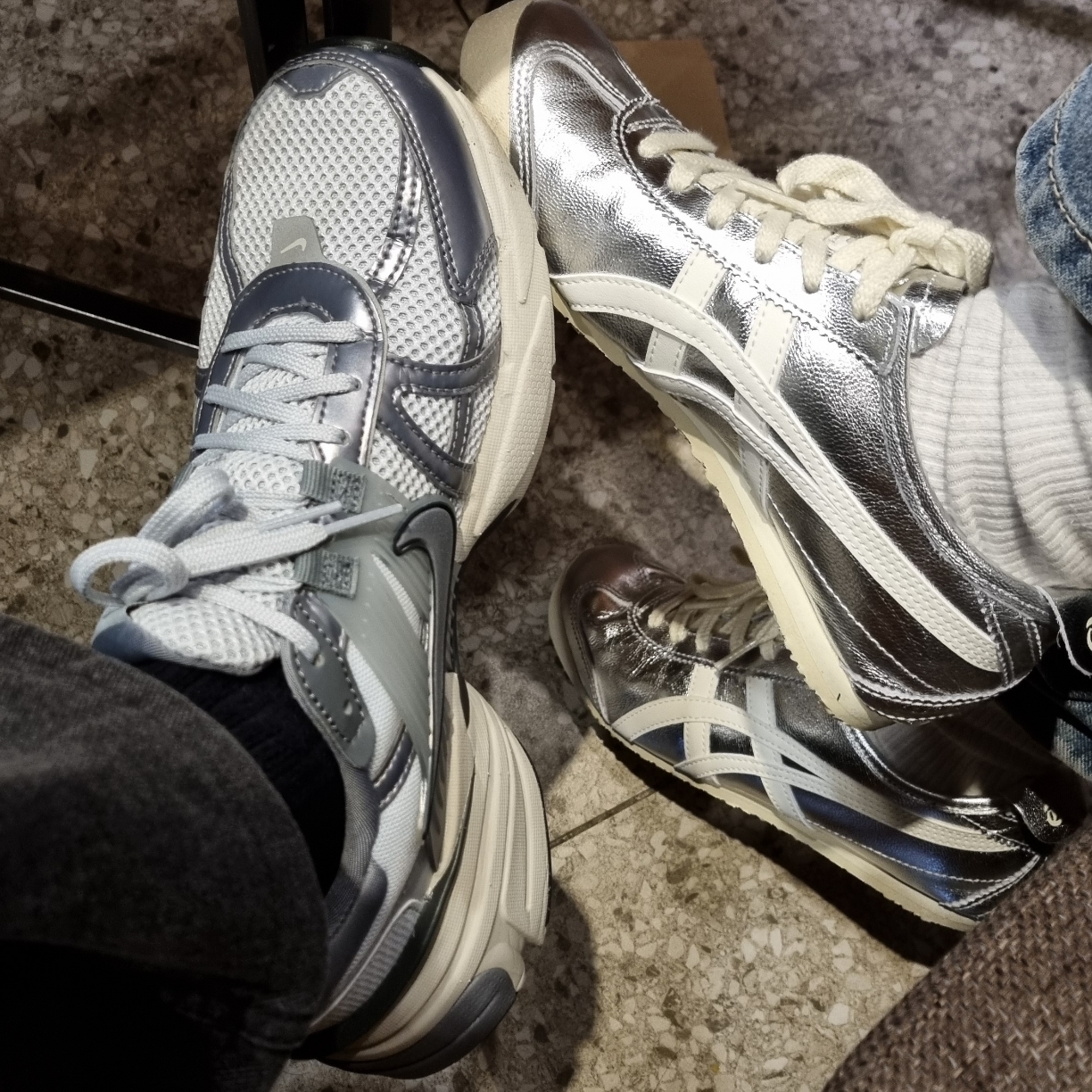 Nike V2K Run Pure Platinum Wolf Grey, Onitsuka Tiger Mexico 66 White Silver 착용 스타일
