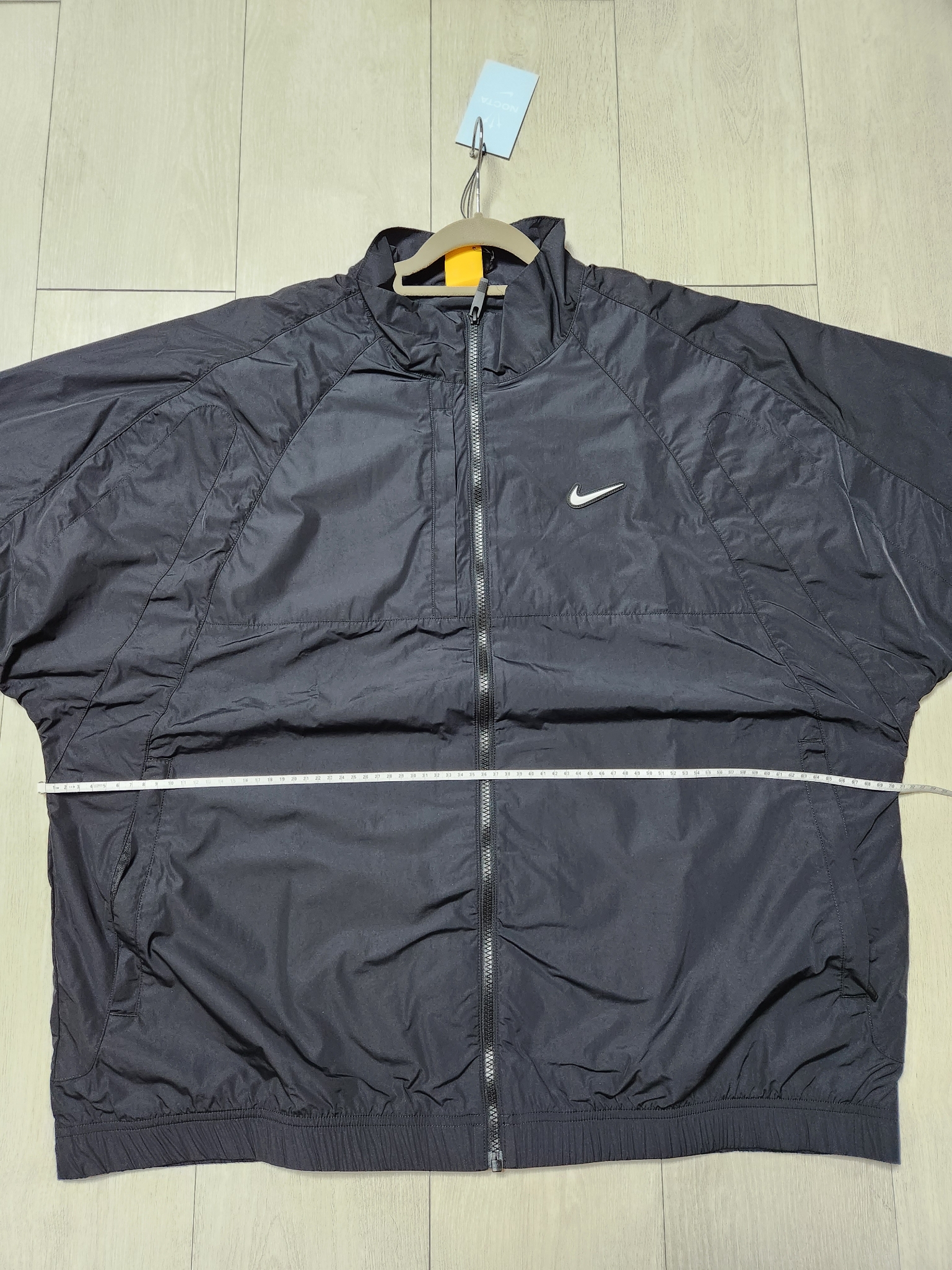 Nike x Drake Nocta Nylon Track Jacket Oil Green (FN7666-386), Nike x Drake Nocta Nylon Track Jacket Black (FN7666-010) 착용 스타일 - 3