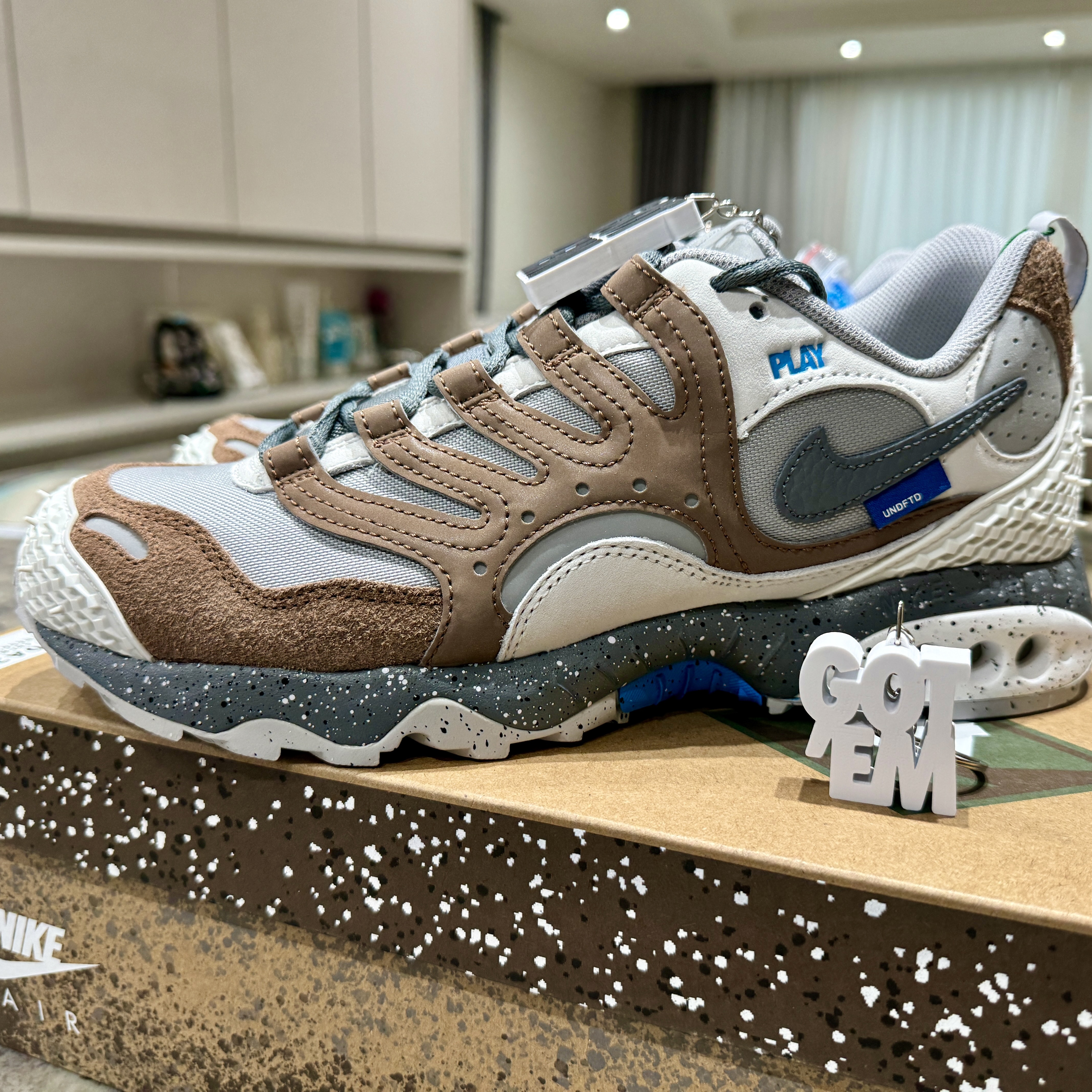 Nike x Undefeated Air Terra Humara Archaeobrown 착용 스타일 - 4