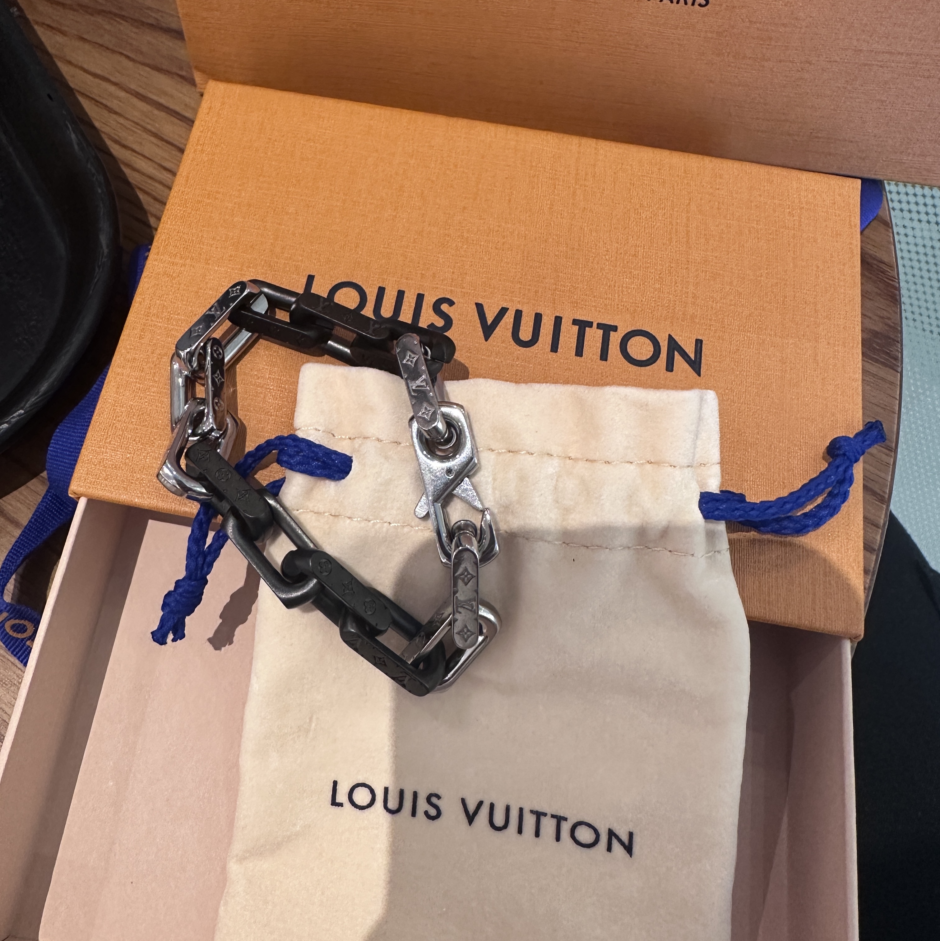 Louis Vuitton Monogram Chain Bracelet Silver Black 착용 스타일