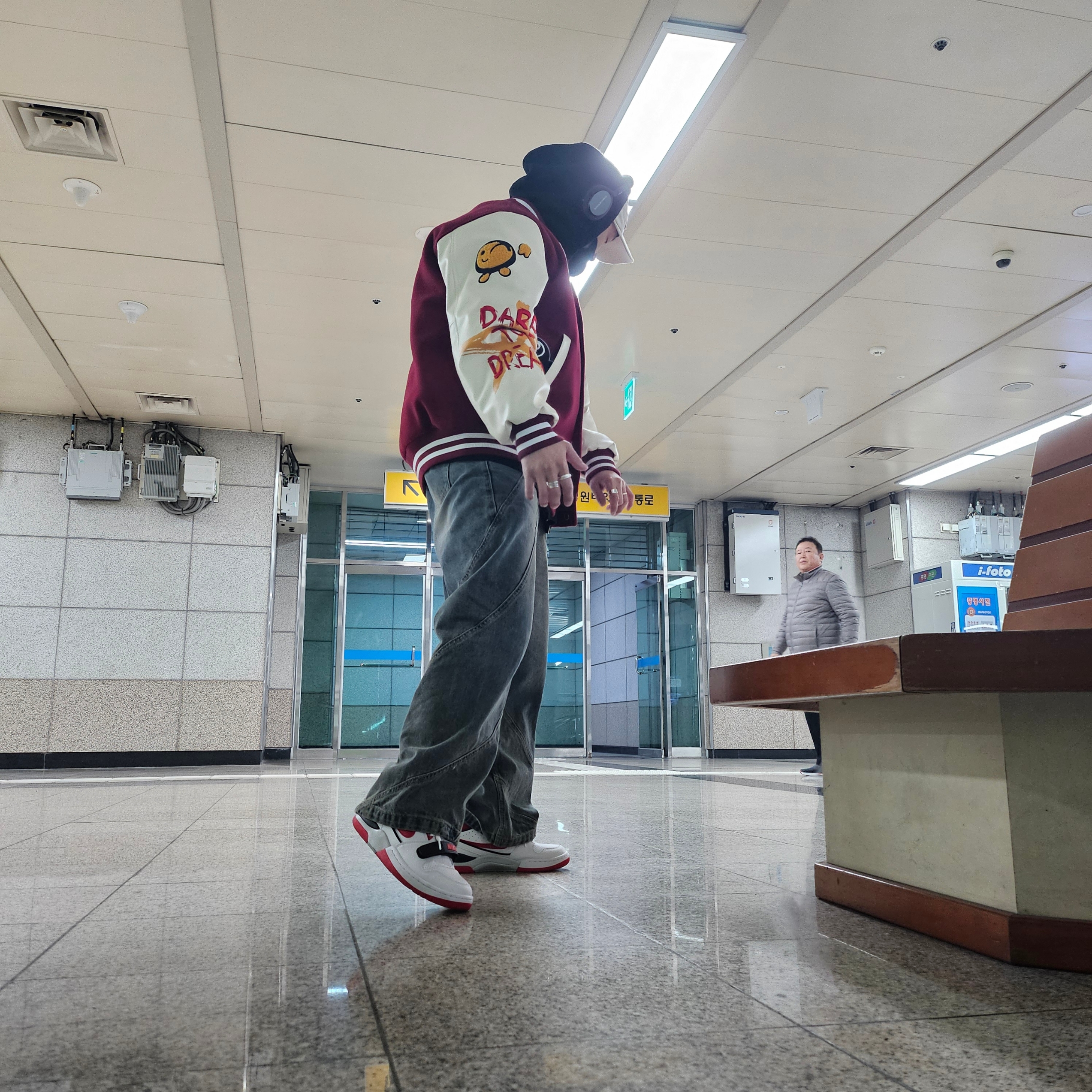 Supreme Military Camp Cap Stone - 22SS, Nike x Billie Eilish Air Alpha Force 88 Fire Red and White 착용 스타일 - 1