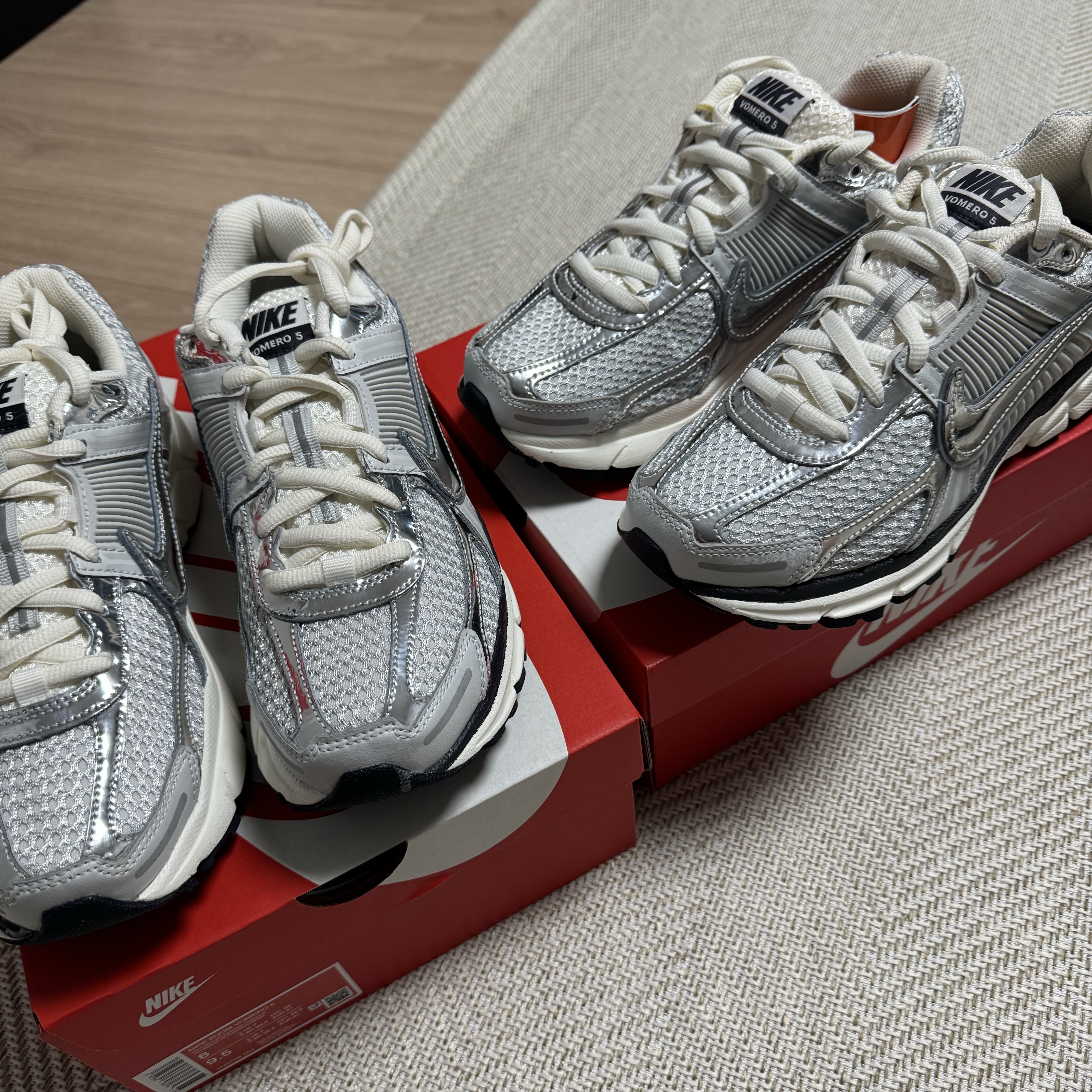 Nike Zoom Vomero 5 Photon Dust Gridiron, (W) Nike Zoom Vomero 5 Photon Dust and Metallic Silver 착용 스타일 - 2