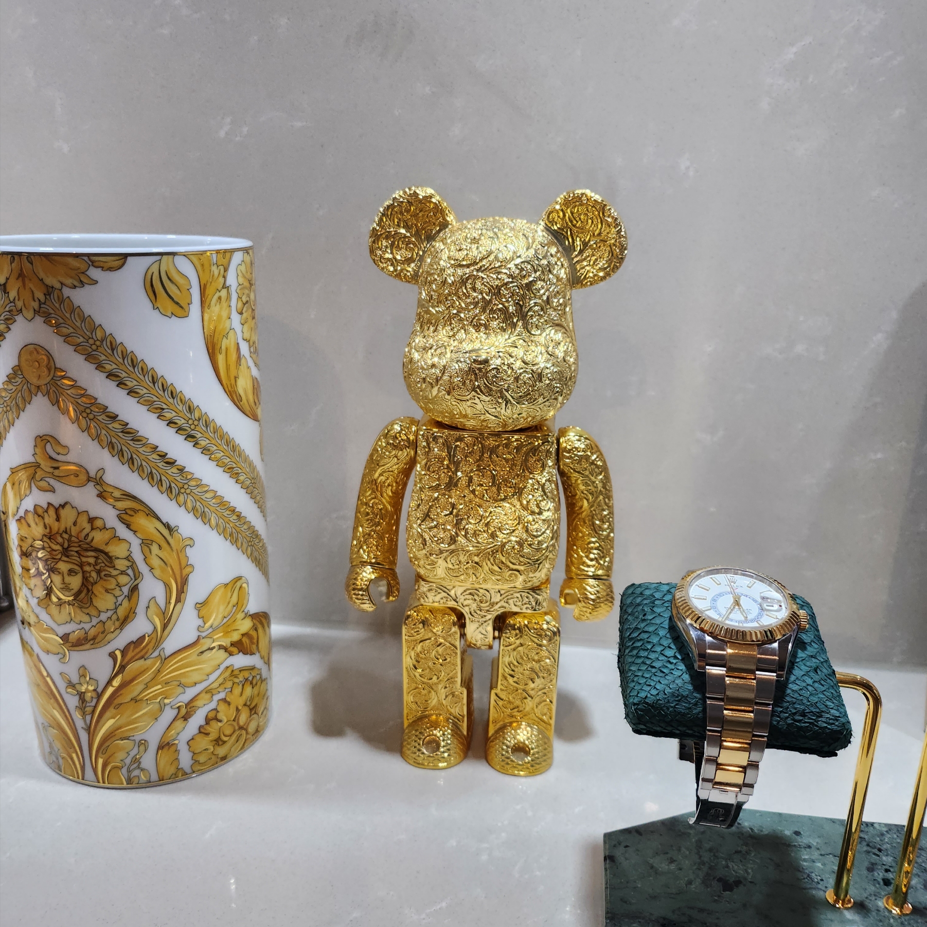 Bearbrick Royal Selangor Arabesque Golden Ver. 400% 착용 스타일