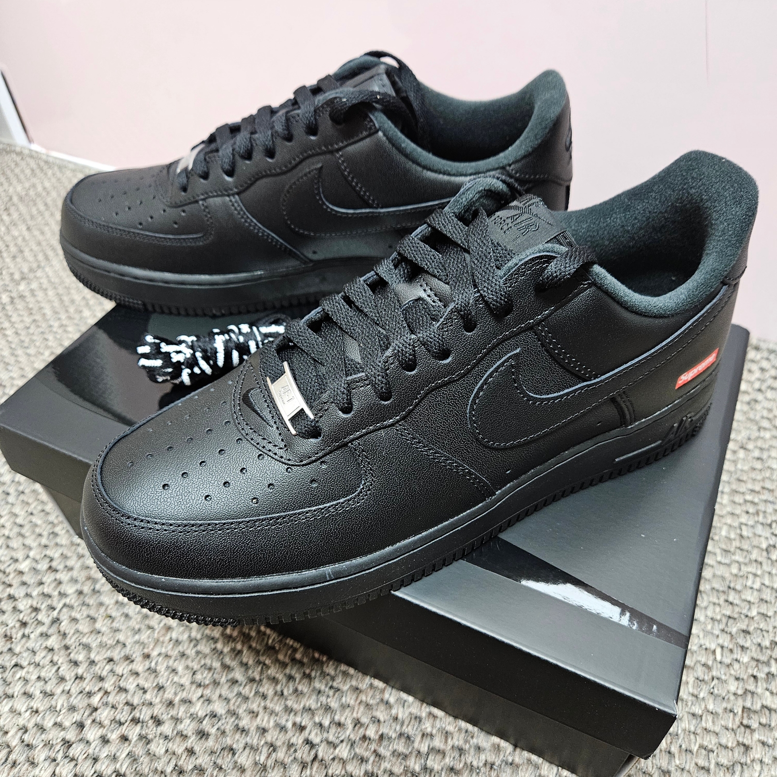 Nike x Supreme Air Force 1 Low Black 착용 스타일 - 3