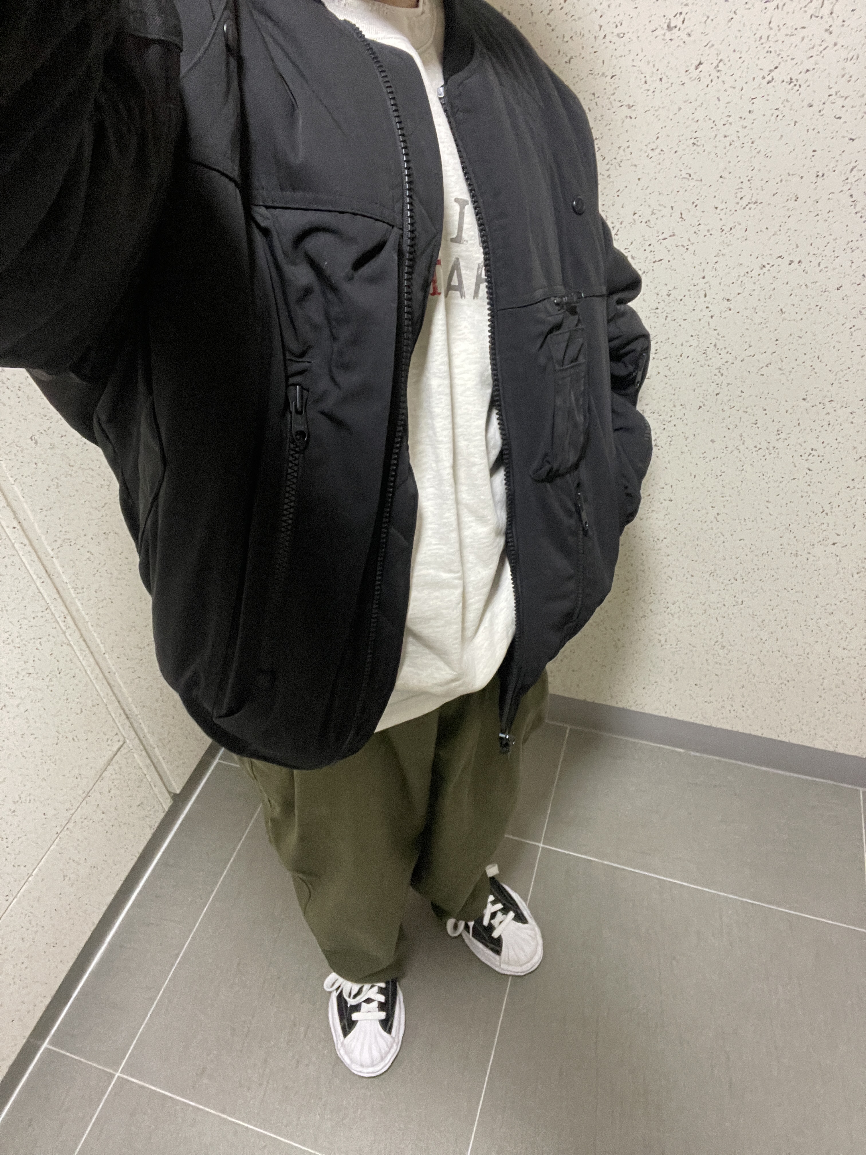 Maison Mihara Yasuhiro Blakey OG Sole Leather Low-top Sneakers Black 착용 스타일 - 1