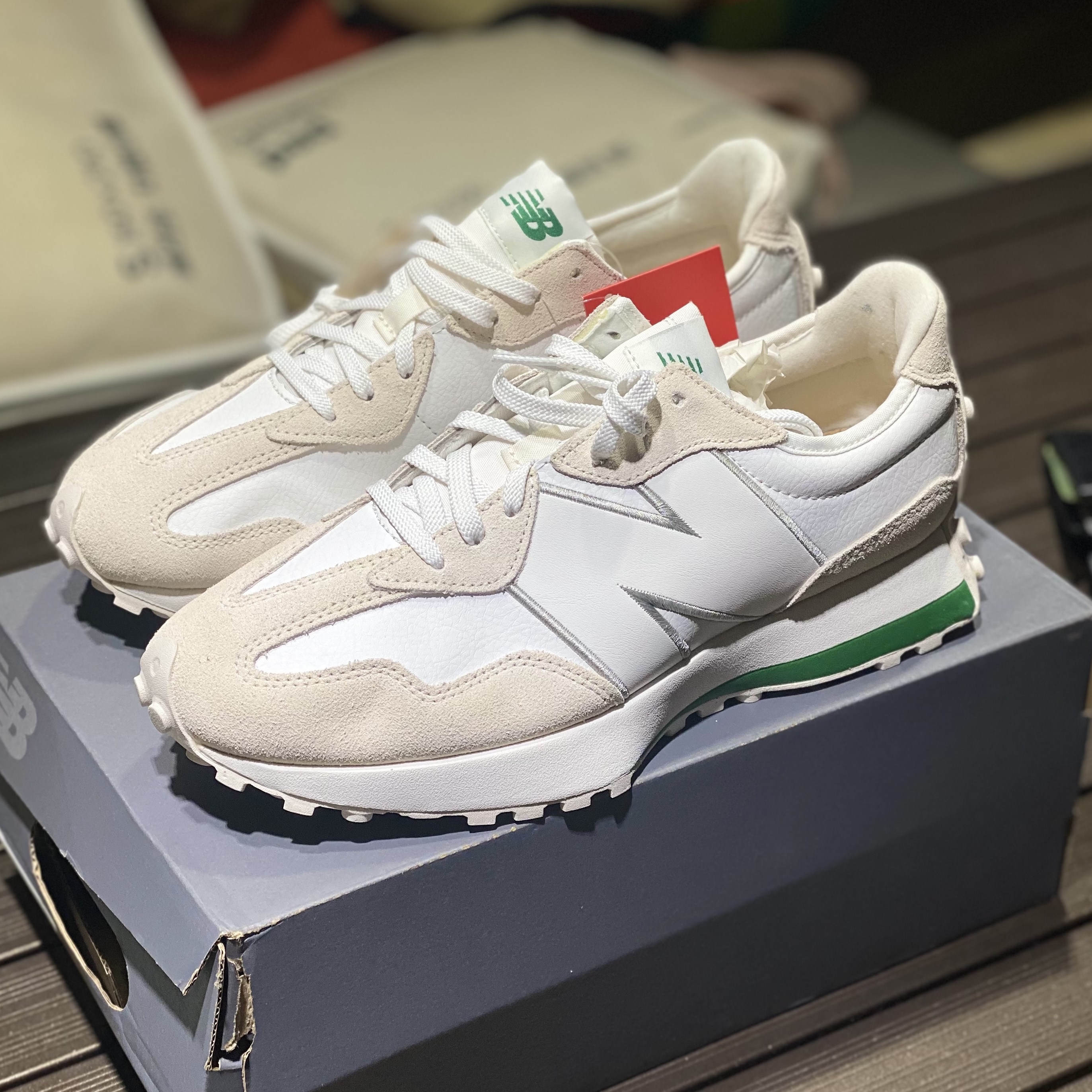 New Balance 327 White Green 착용 스타일 - 2