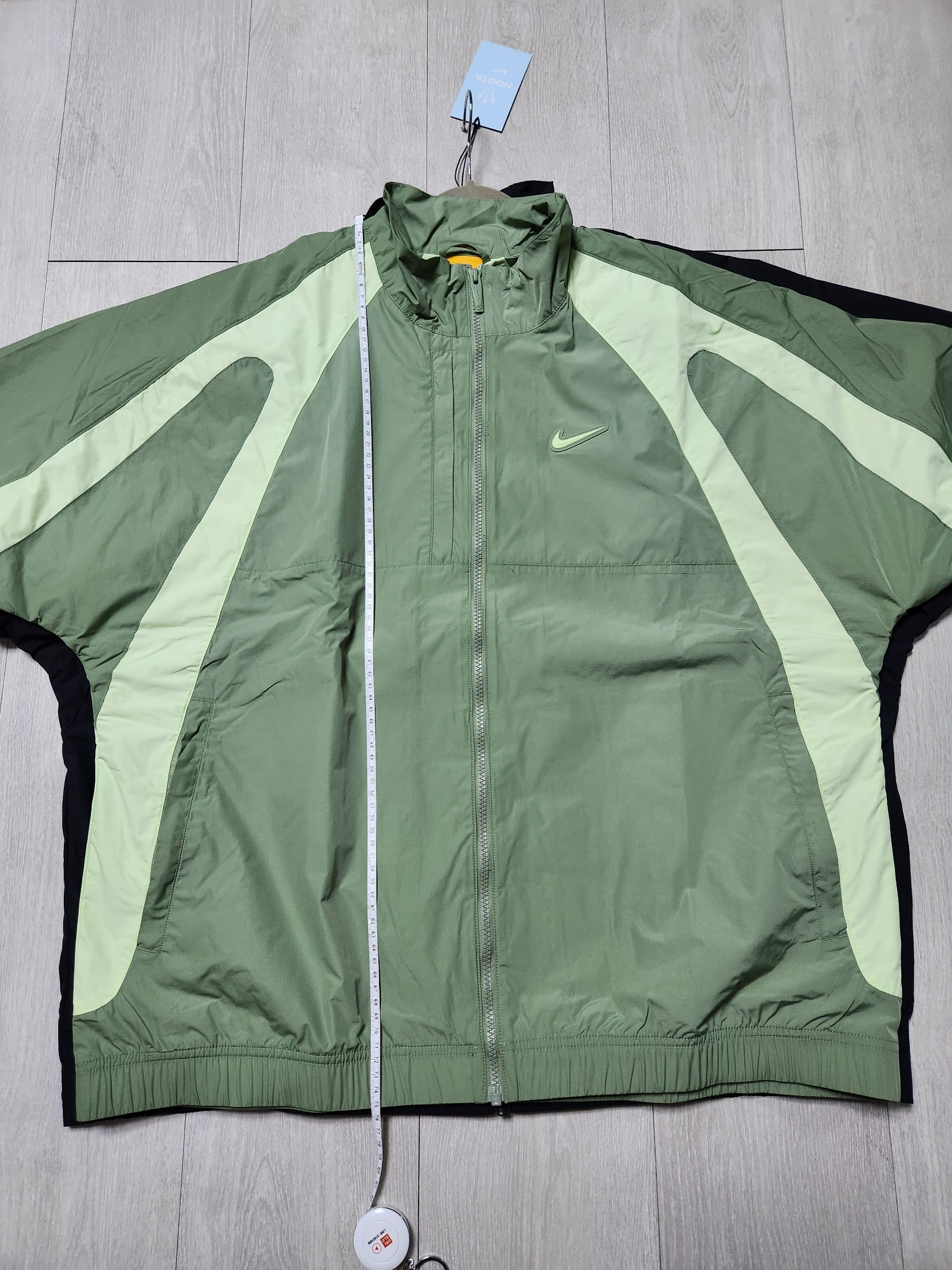 Nike x Drake Nocta Nylon Track Jacket Oil Green (FN7666-386), Nike x Drake Nocta Nylon Track Jacket Black (FN7666-010) 착용 스타일 - 2
