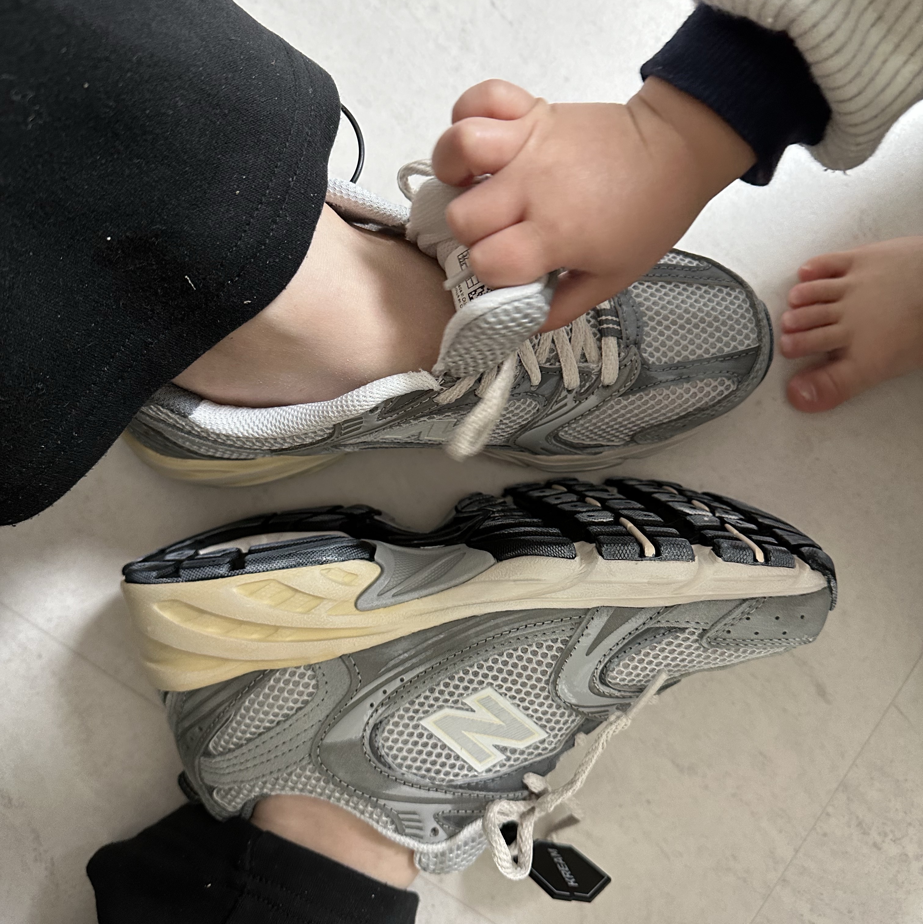New Balance 530 Premium Vintage Grey Matter 착용 스타일 - 2