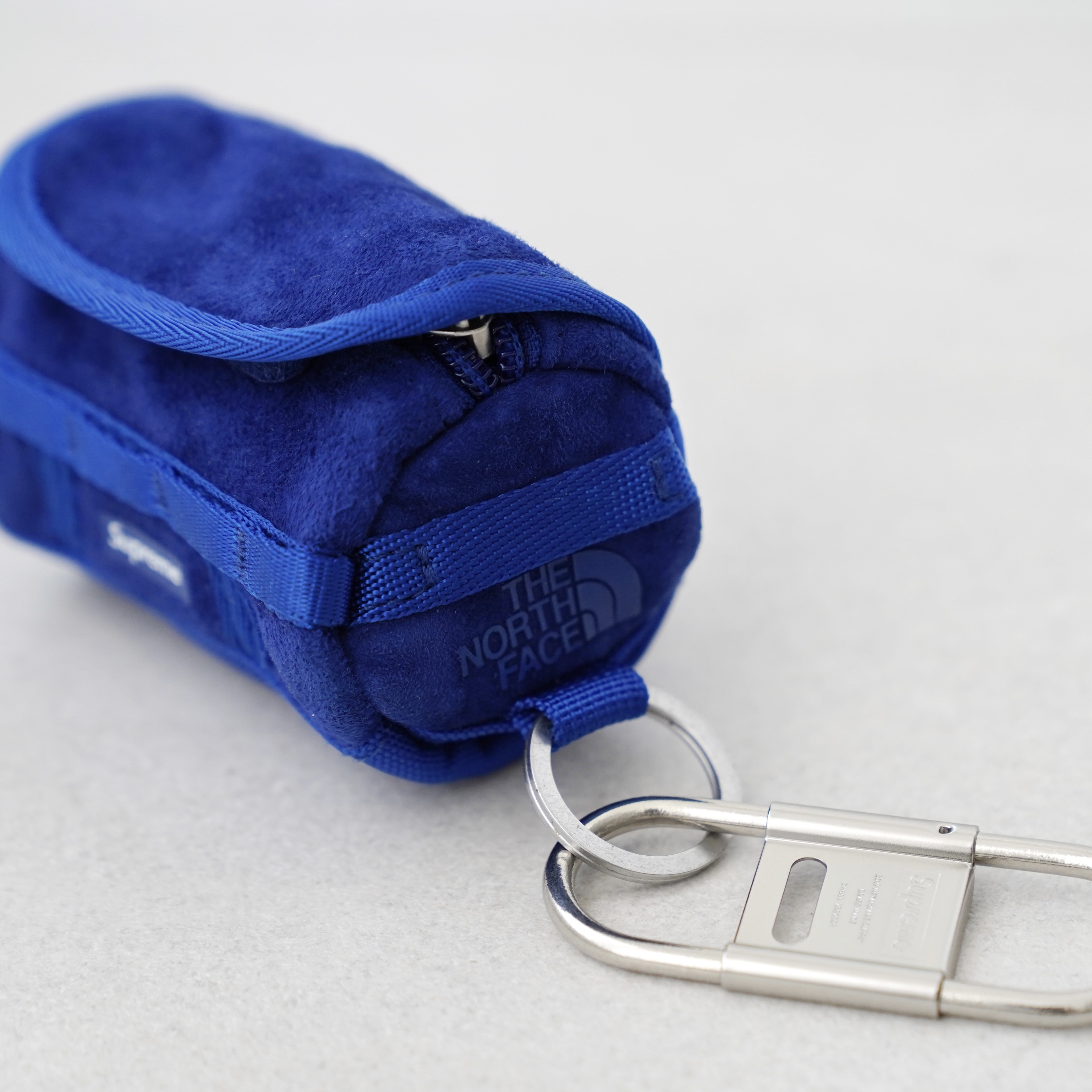 Supreme CDW Delta Carabiner Silver - 24SS, Supreme CDW Delta Carabiner Brass - 24SS 착용 스타일 - 2