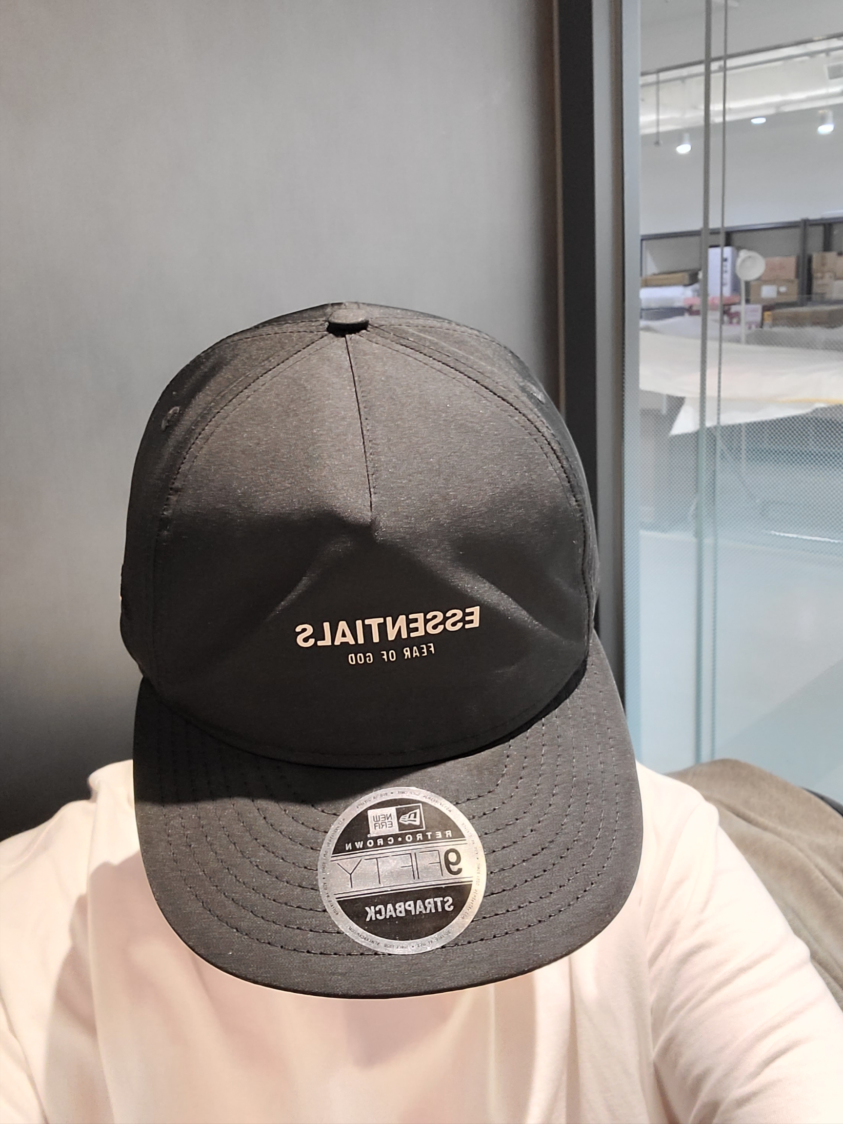 Essentials x New Era Retro Crown Strapback Black 착용 스타일 - 1