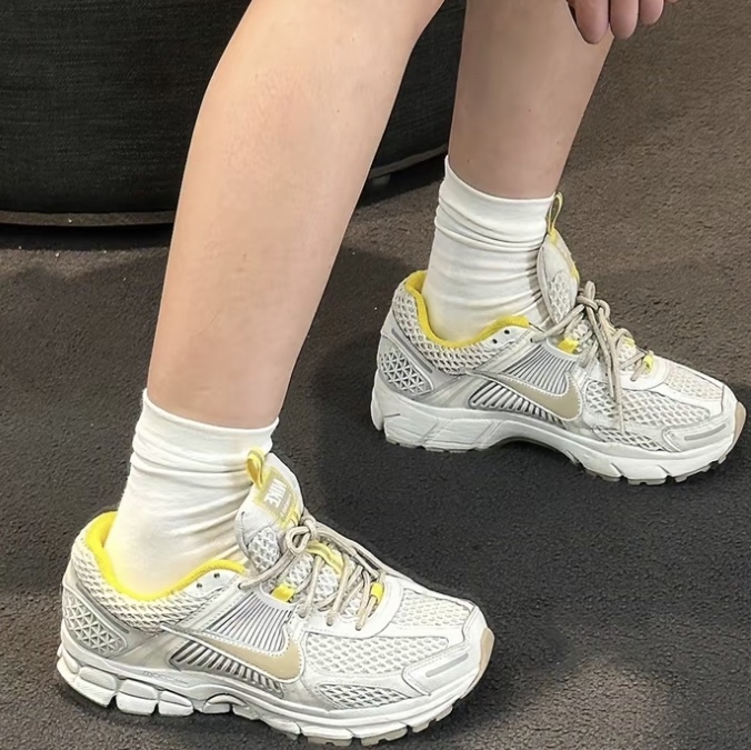 (W) Nike Zoom Vomero 5 Light Bone 착용 스타일