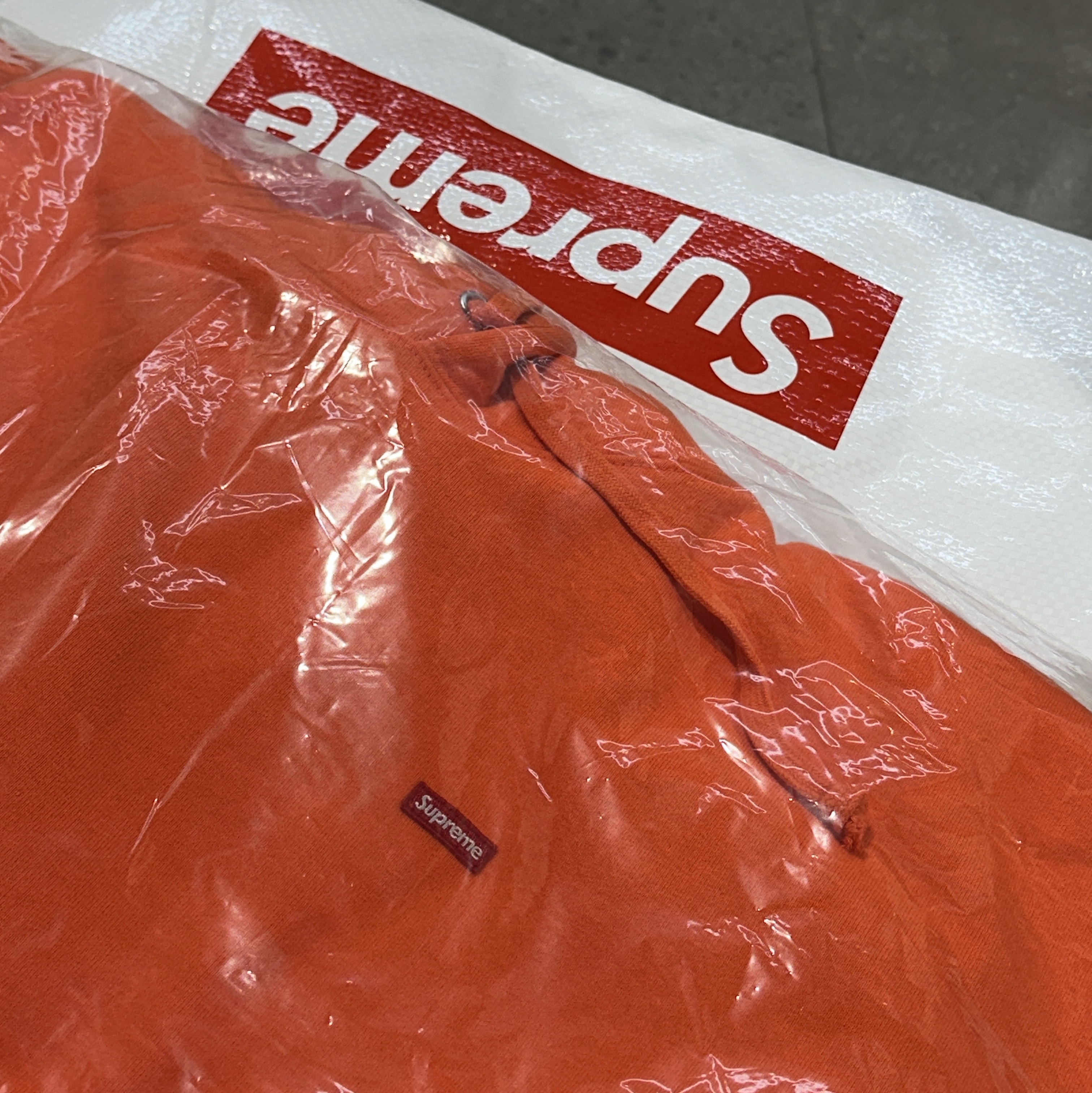 Supreme Small Box Hooded Sweatshirt Bright Orange - 24SS 착용 스타일