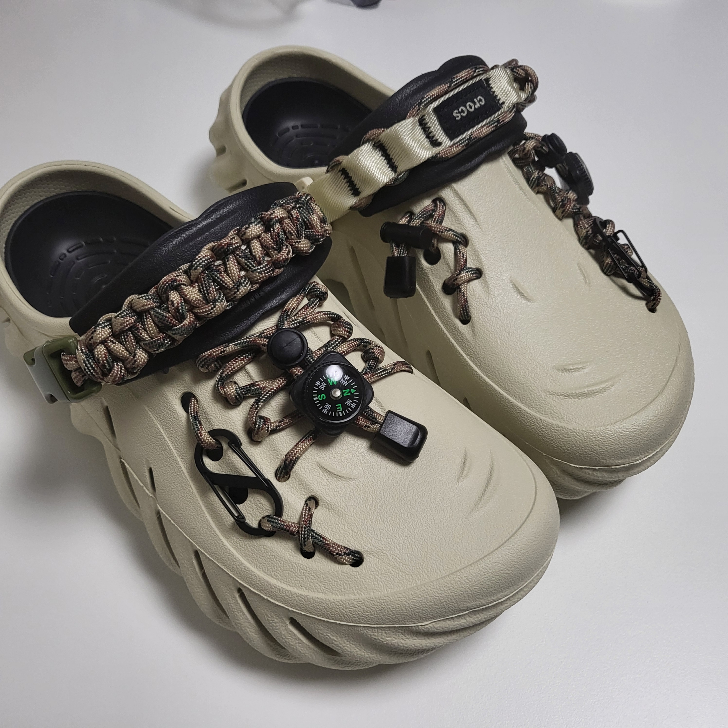 Crocs Echo Clog Bone Black 착용 스타일 - 1