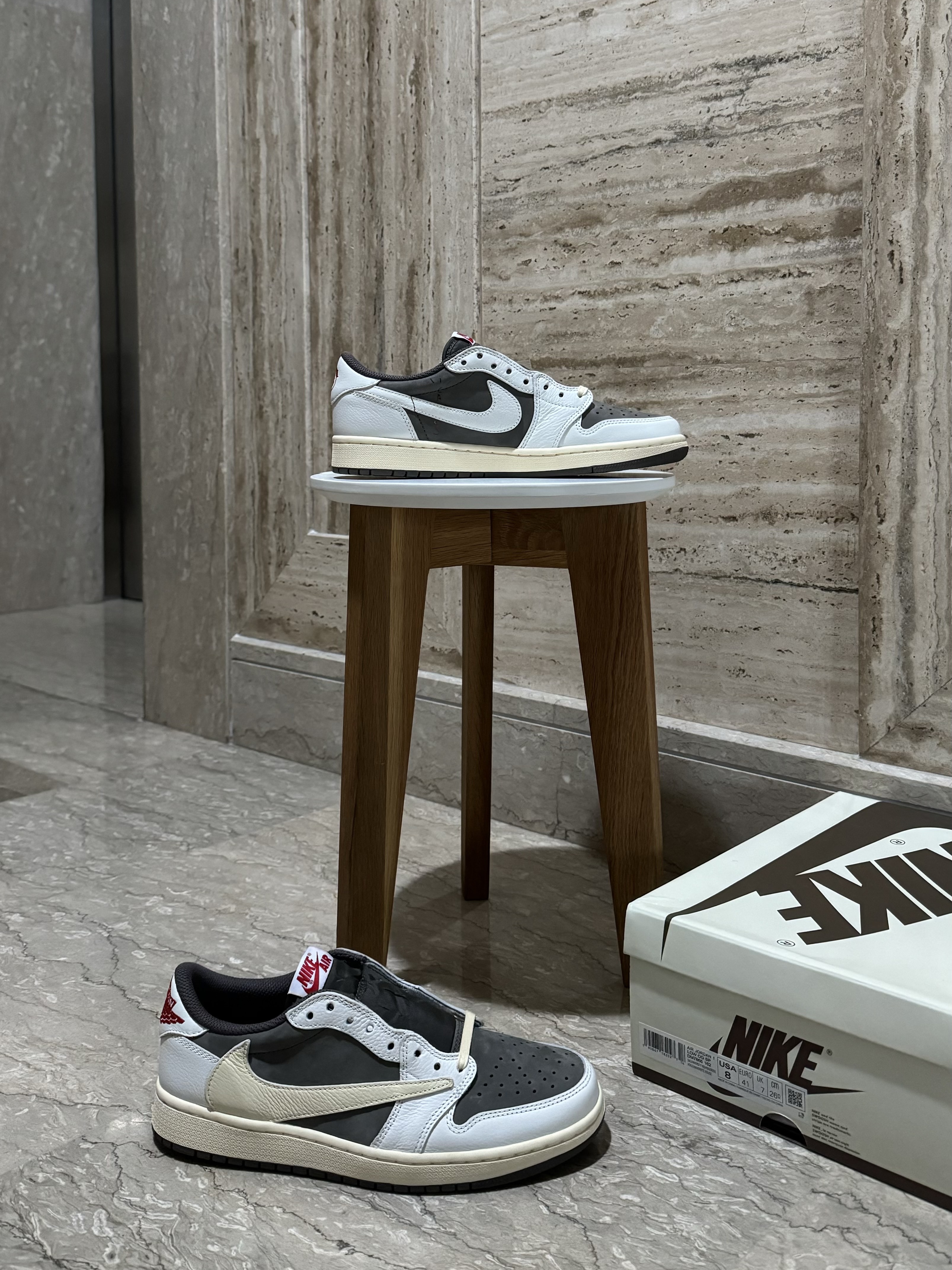 Jordan 1 x Travis Scott Retro Low OG SP Sail and Ridgerock 착용 스타일 - 1
