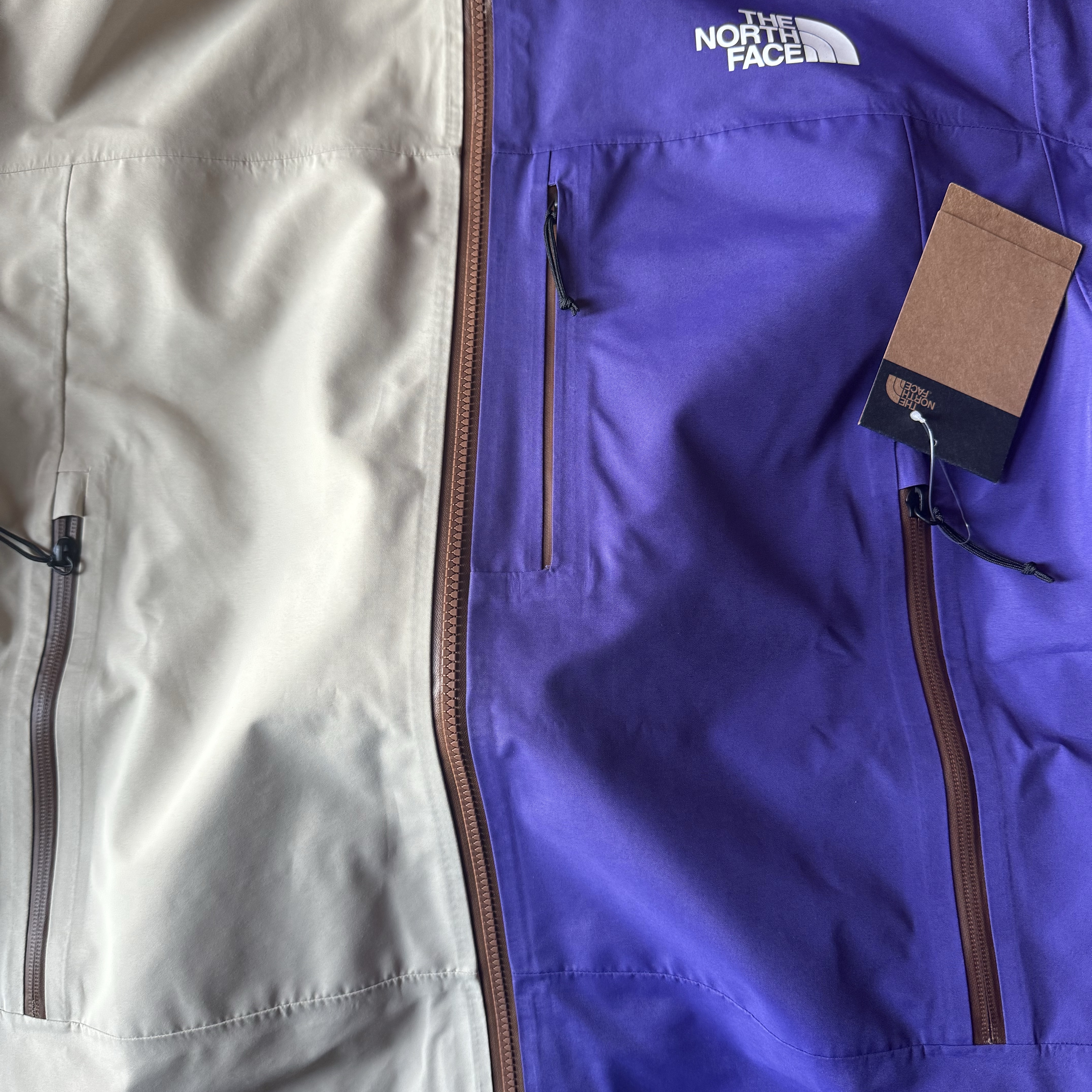Supreme x The North Face Split Taped Seam Shell Jacket Tan - 24SS, Supreme x The North Face Split Taped Seam Shell Jacket Black - 24SS 착용 스타일 - 1
