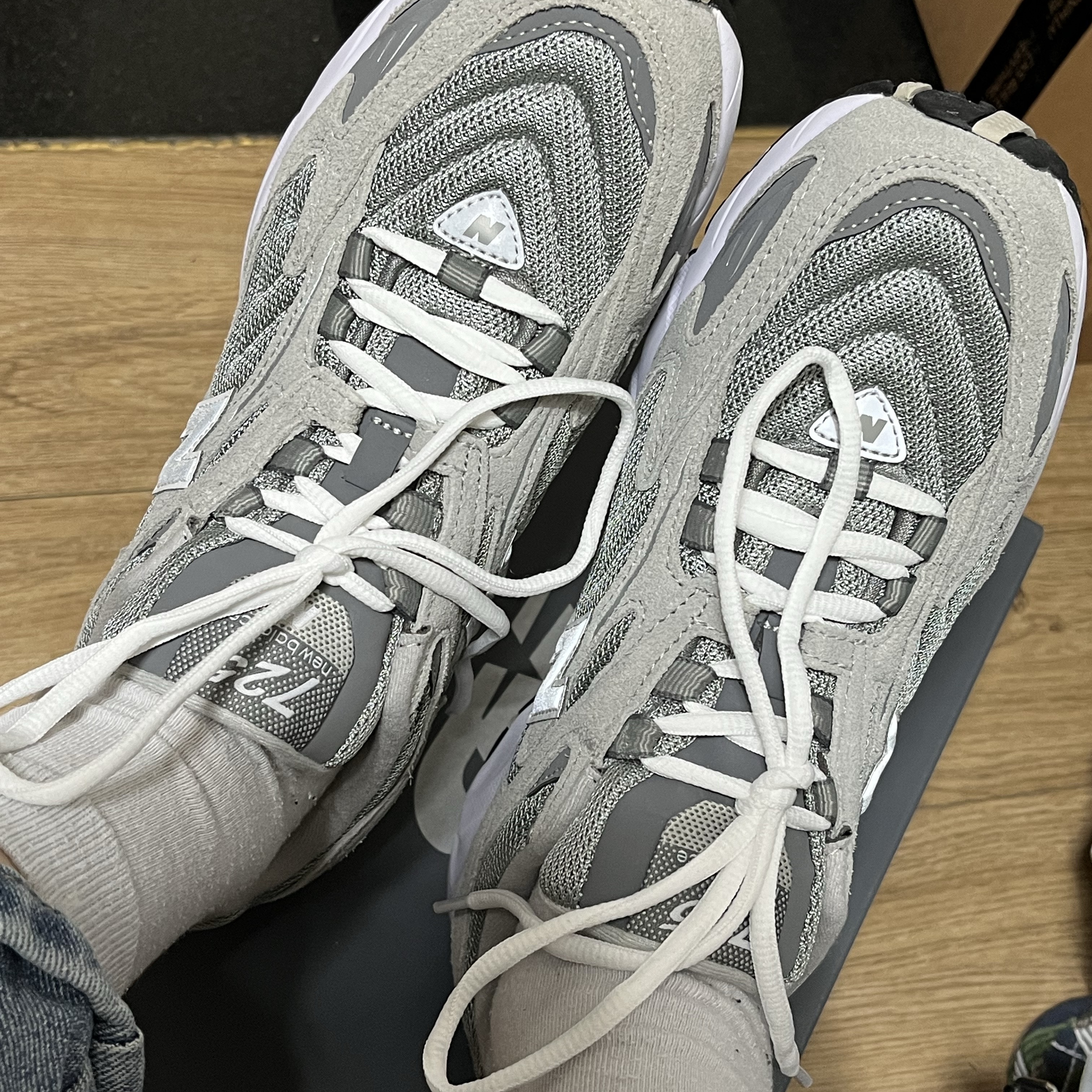 New Balance 725 Grey 착용 스타일