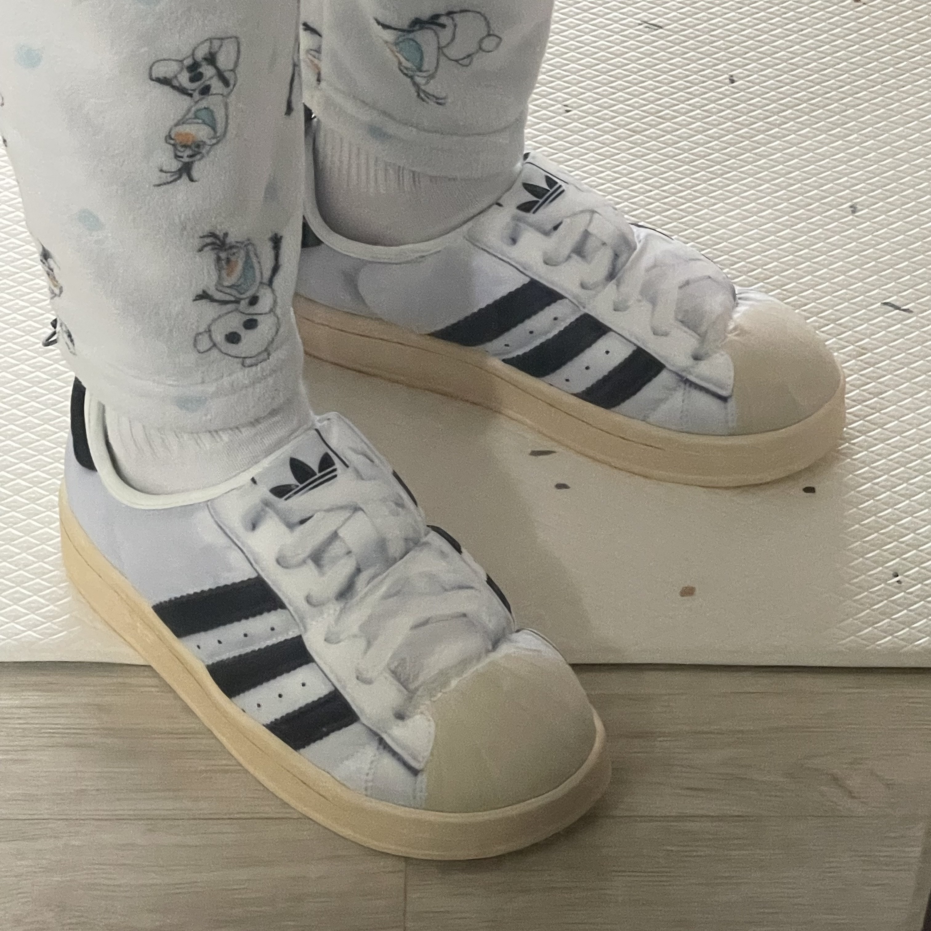 Adidas Puffylette Superstar Cloud White 착용 스타일 - 1