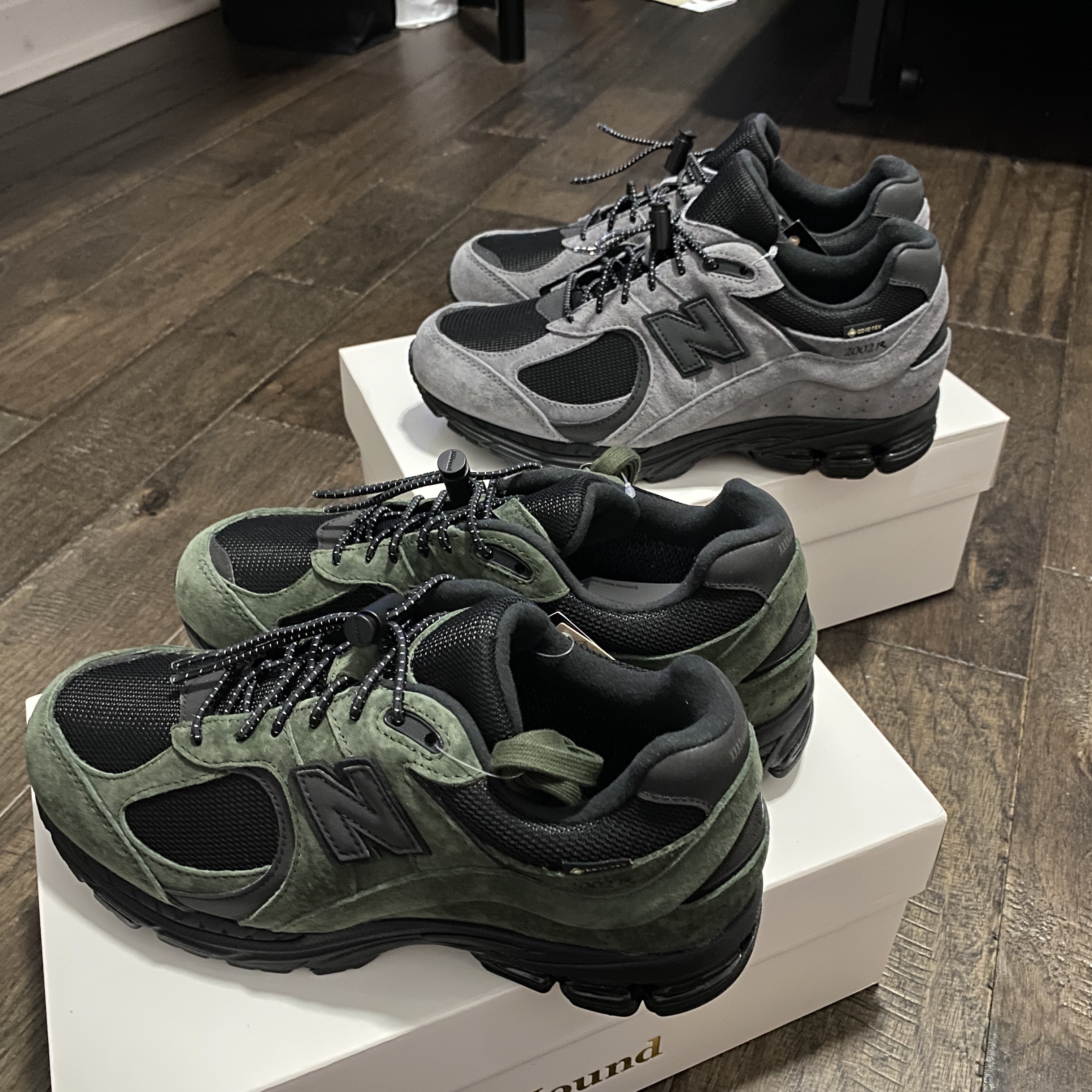 New Balance x JJJJound 2002R Gore-Tex Pine, New Balance x JJJJound 2002R Gore-Tex Charcoal 착용 스타일 - 1