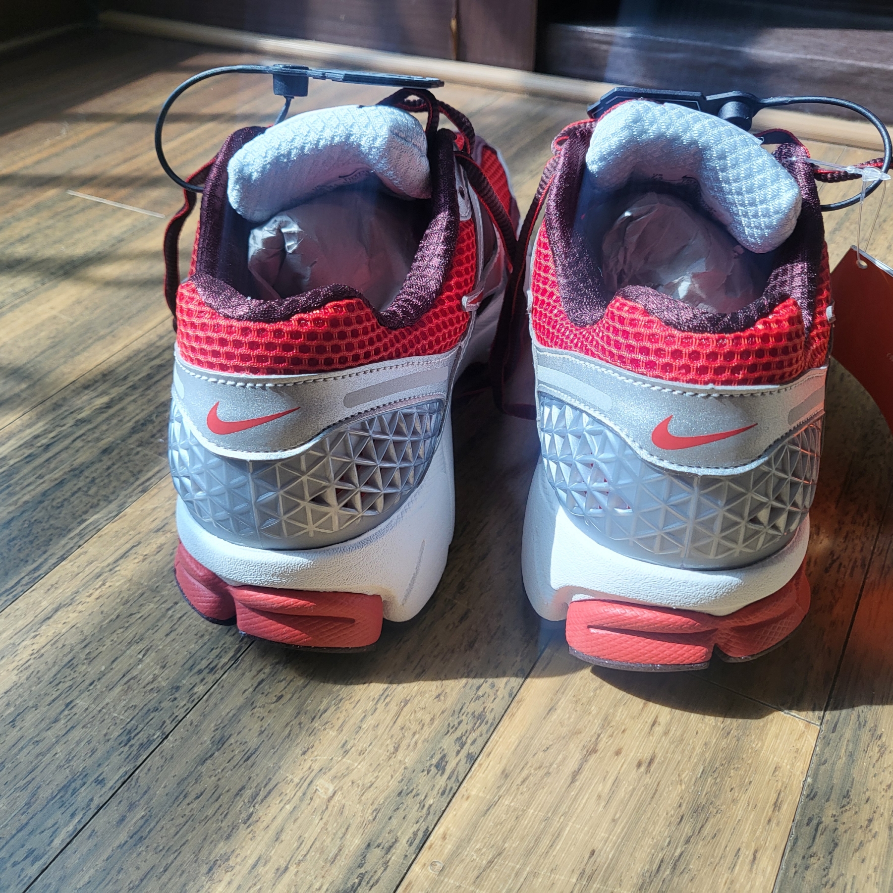 (W) Nike Zoom Vomero 5 Mystic Red and Platinum 착용 스타일 - 4