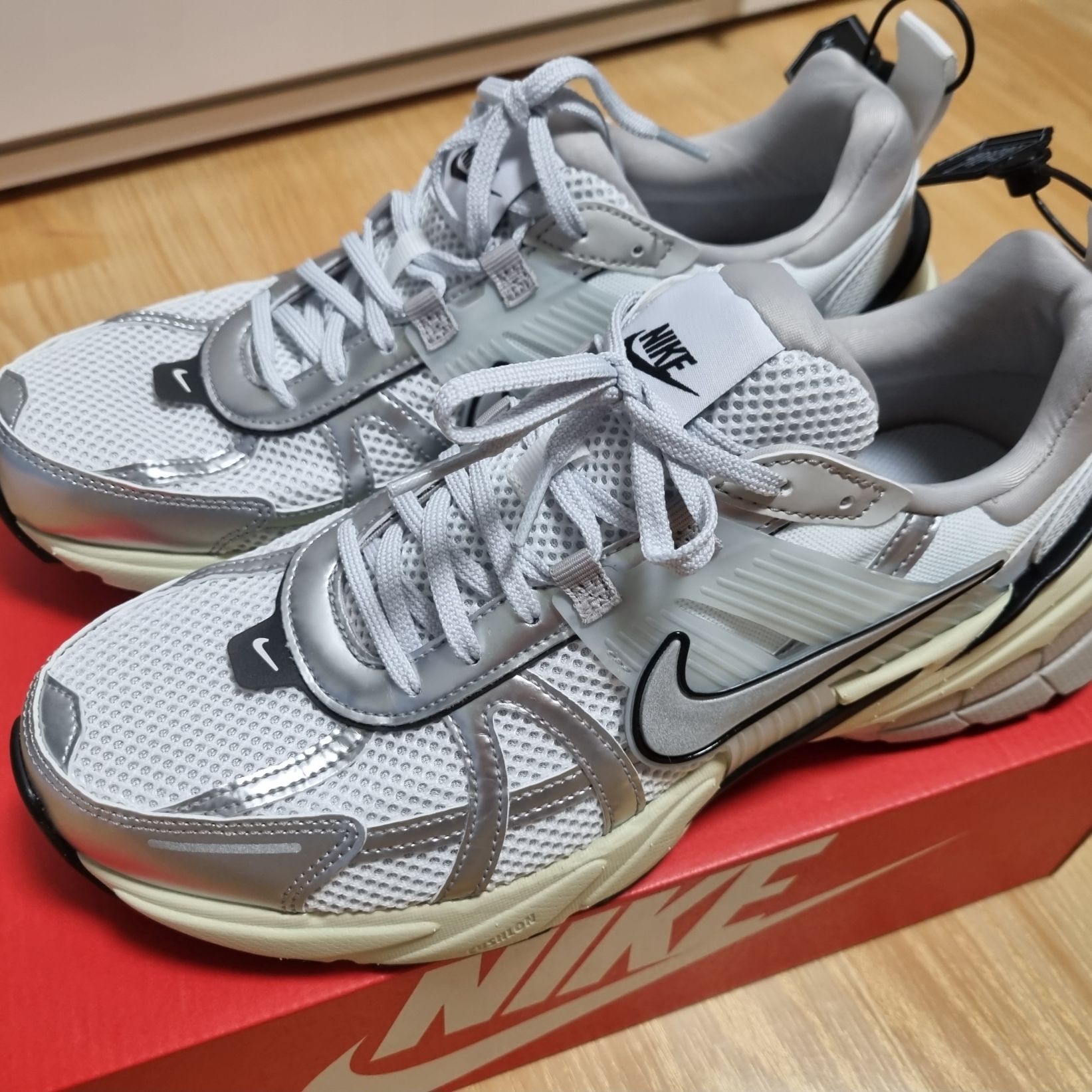 Nike V2K Run Summit White Metallic Silver 착용 스타일 - 1