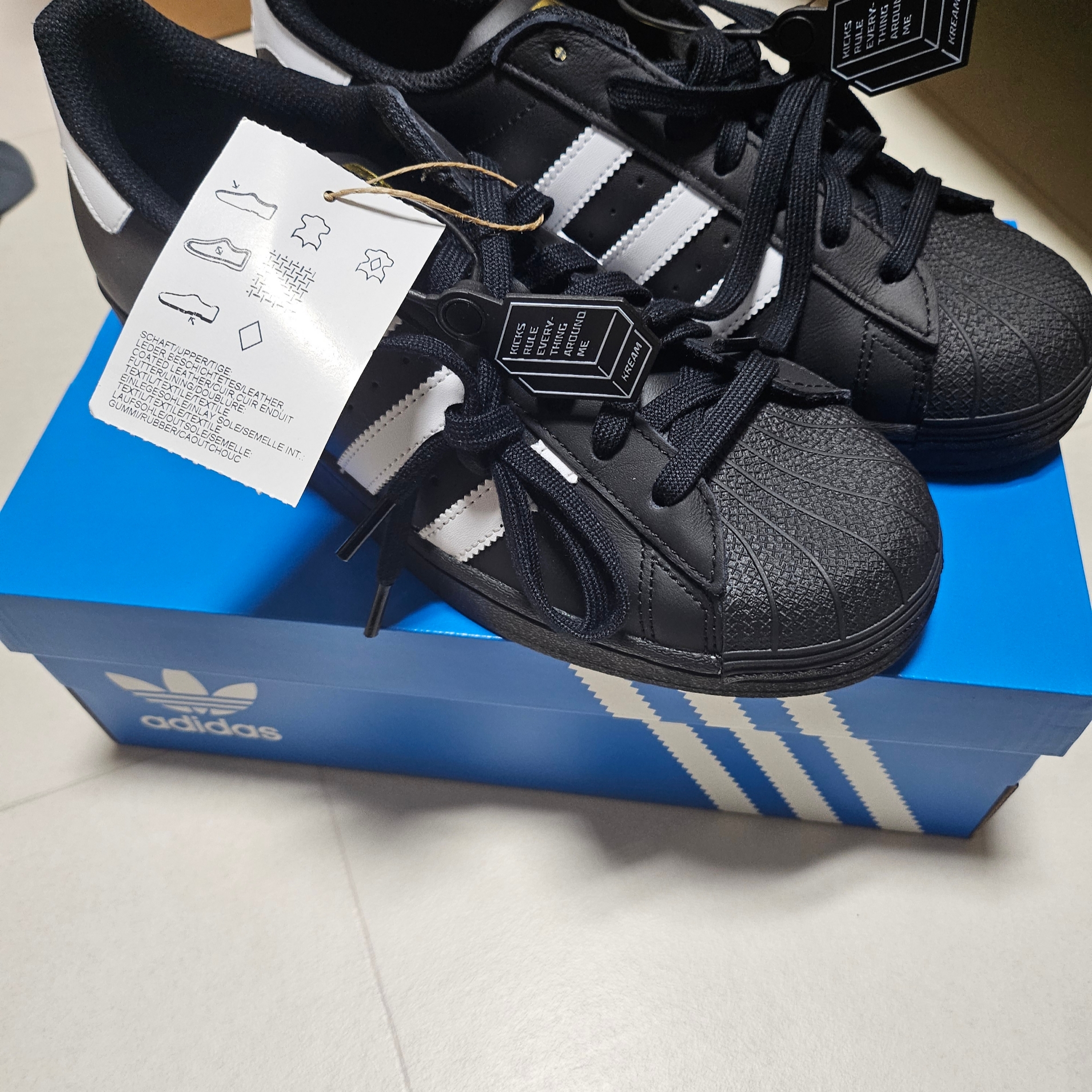 Adidas Superstar Core Black White 착용 스타일