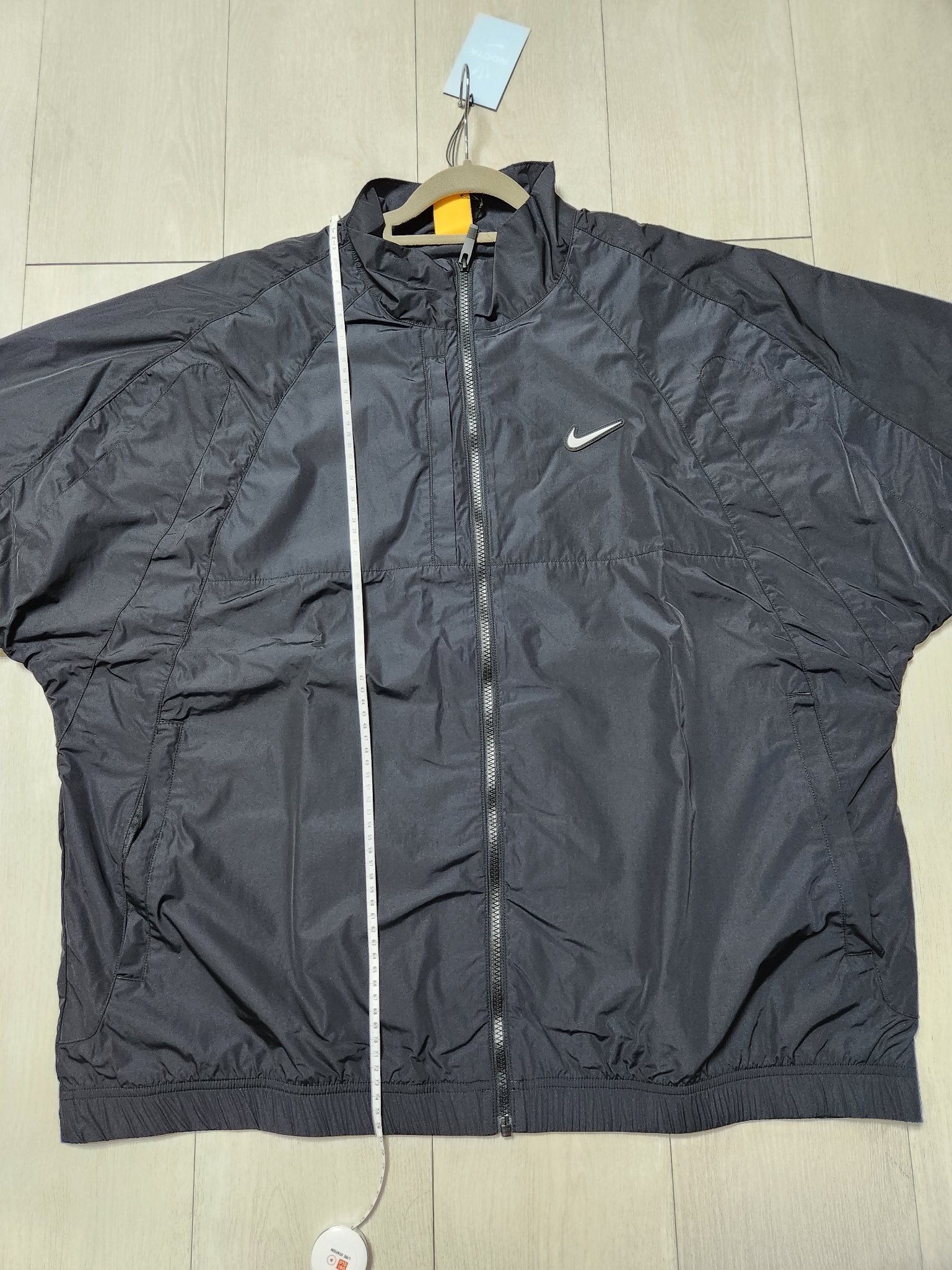 Nike x Drake Nocta Nylon Track Jacket Oil Green (FN7666-386), Nike x Drake Nocta Nylon Track Jacket Black (FN7666-010) 착용 스타일 - 4