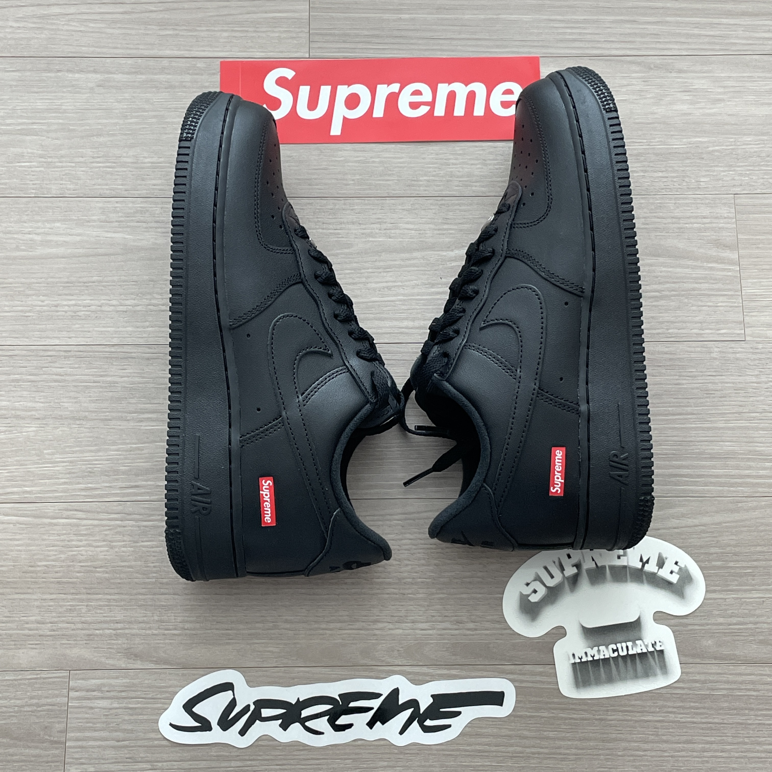 Nike x Supreme Air Force 1 Low Black 착용 스타일 - 3