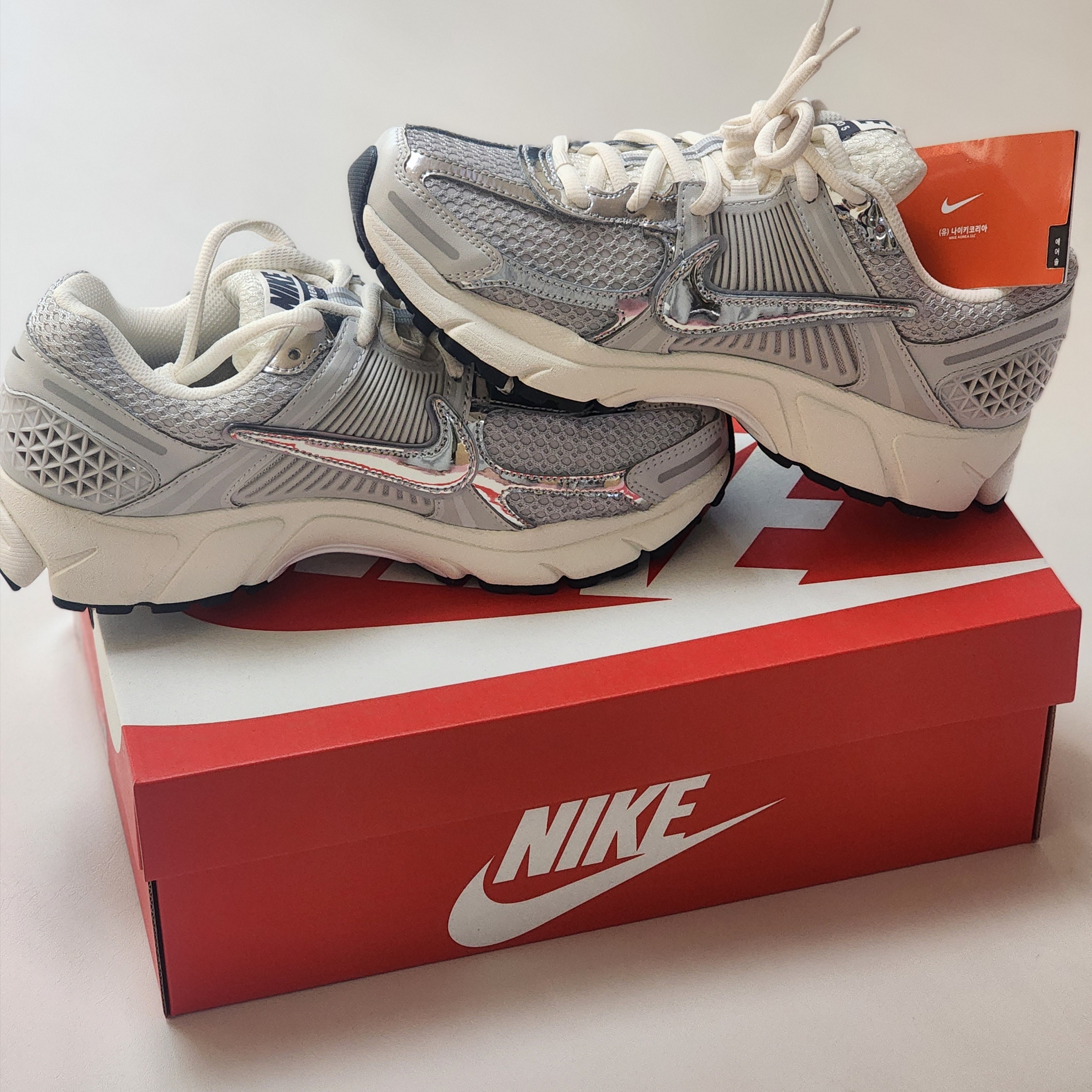 Nike Zoom Vomero 5 Photon Dust Gridiron 착용 스타일 - 1